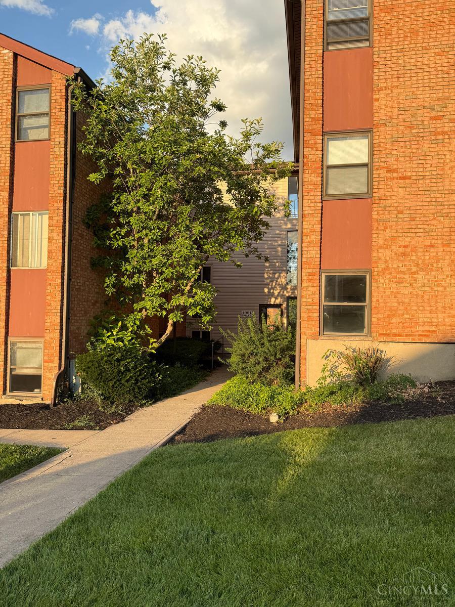 4901 Chalet Drive, Cincinnati, OH 45217 — photo 2