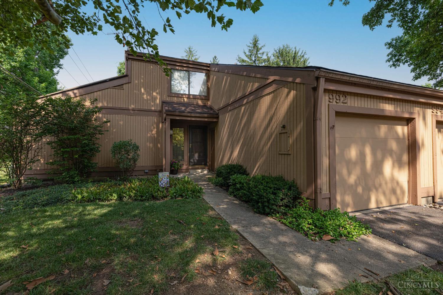 992 Walnut Court — photo