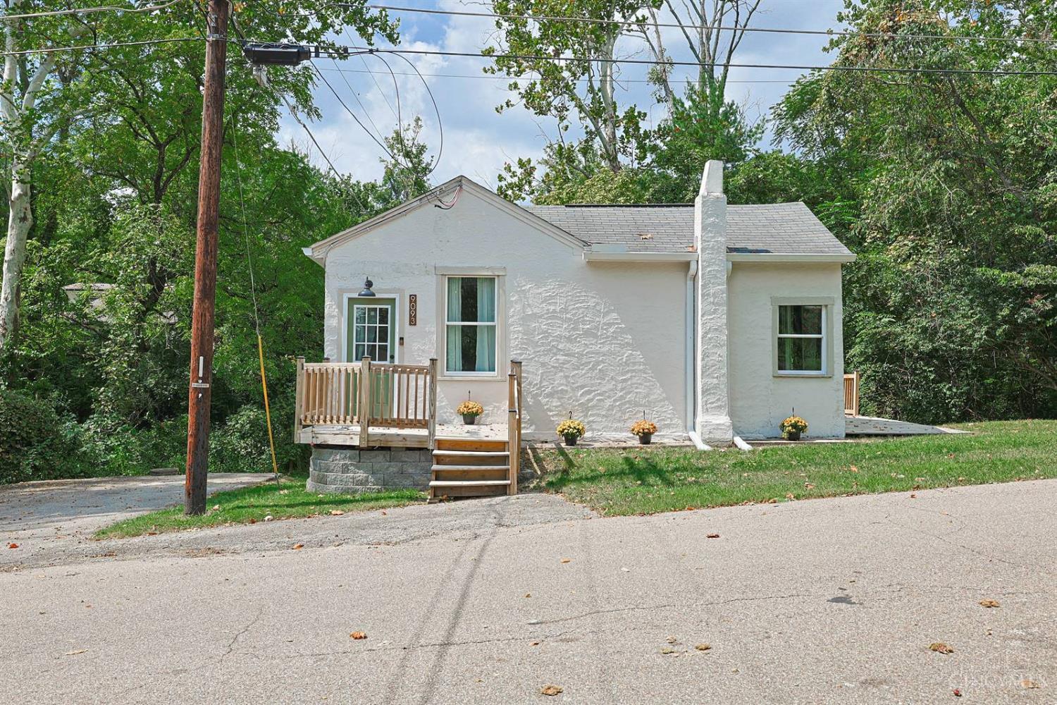 9093 Oak Drive — photo