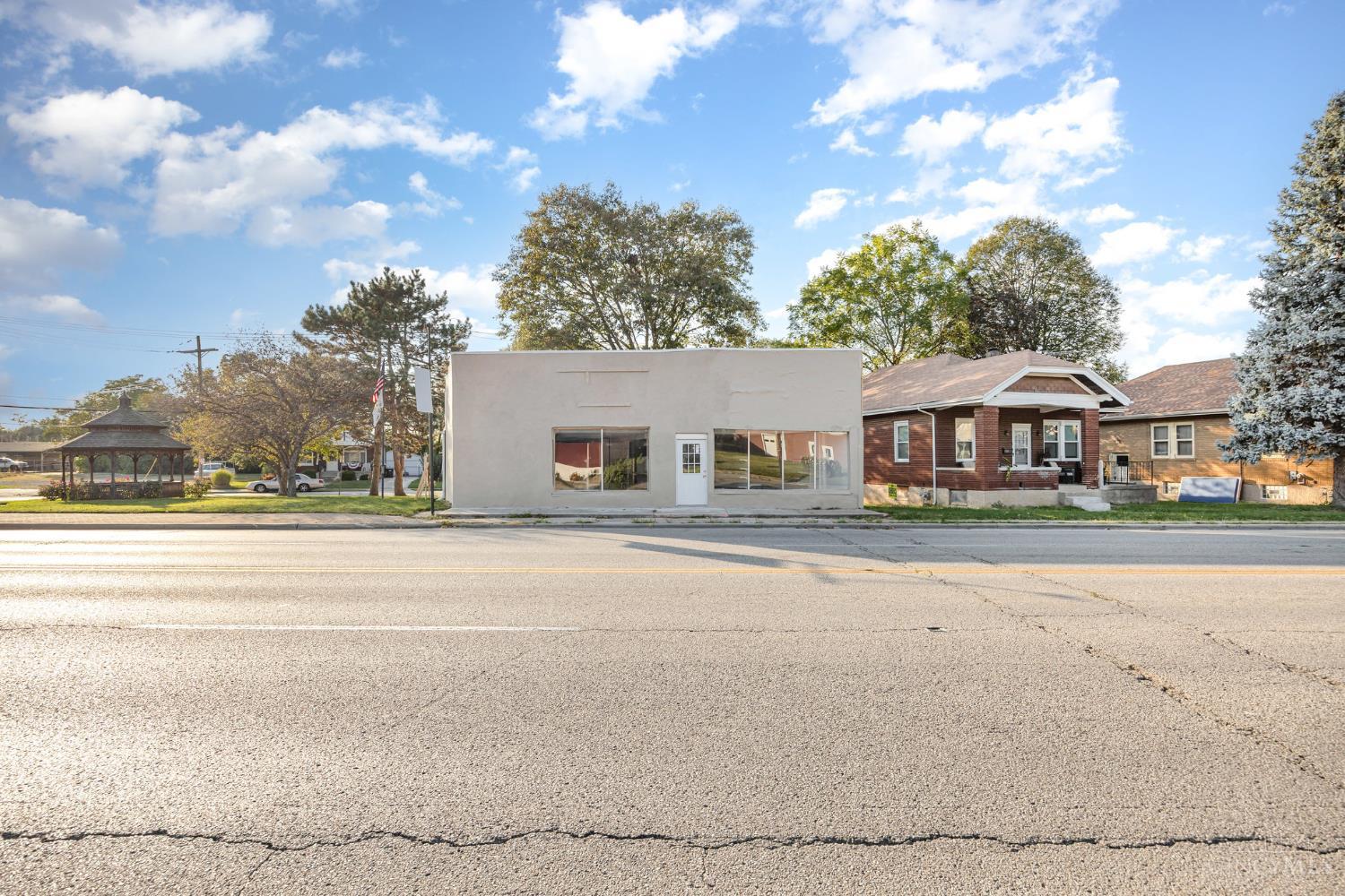 8611 Reading Road — photo