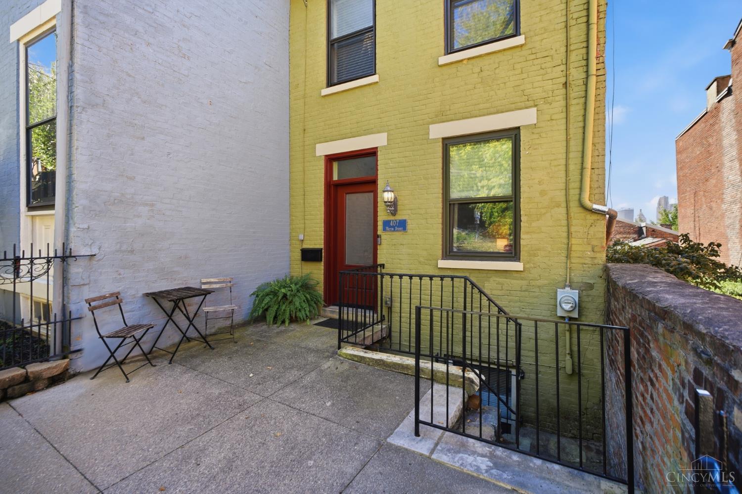 407 Milton, Cincinnati, OH 45202 — photo 2