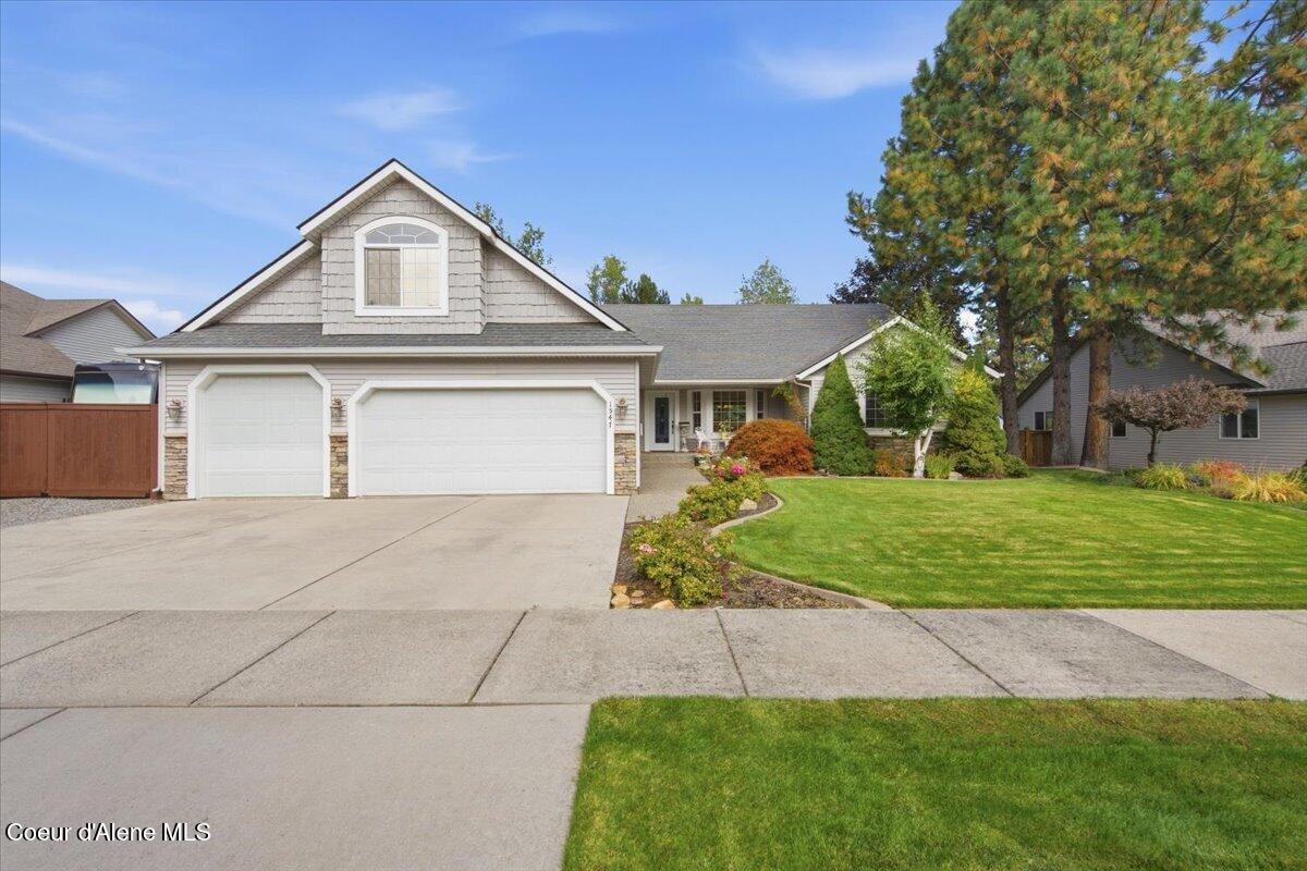 1547 E Pembrook Dr — photo