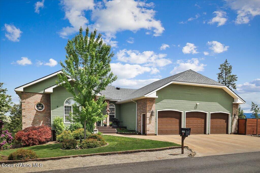 1219 E Loch Haven Dr — photo