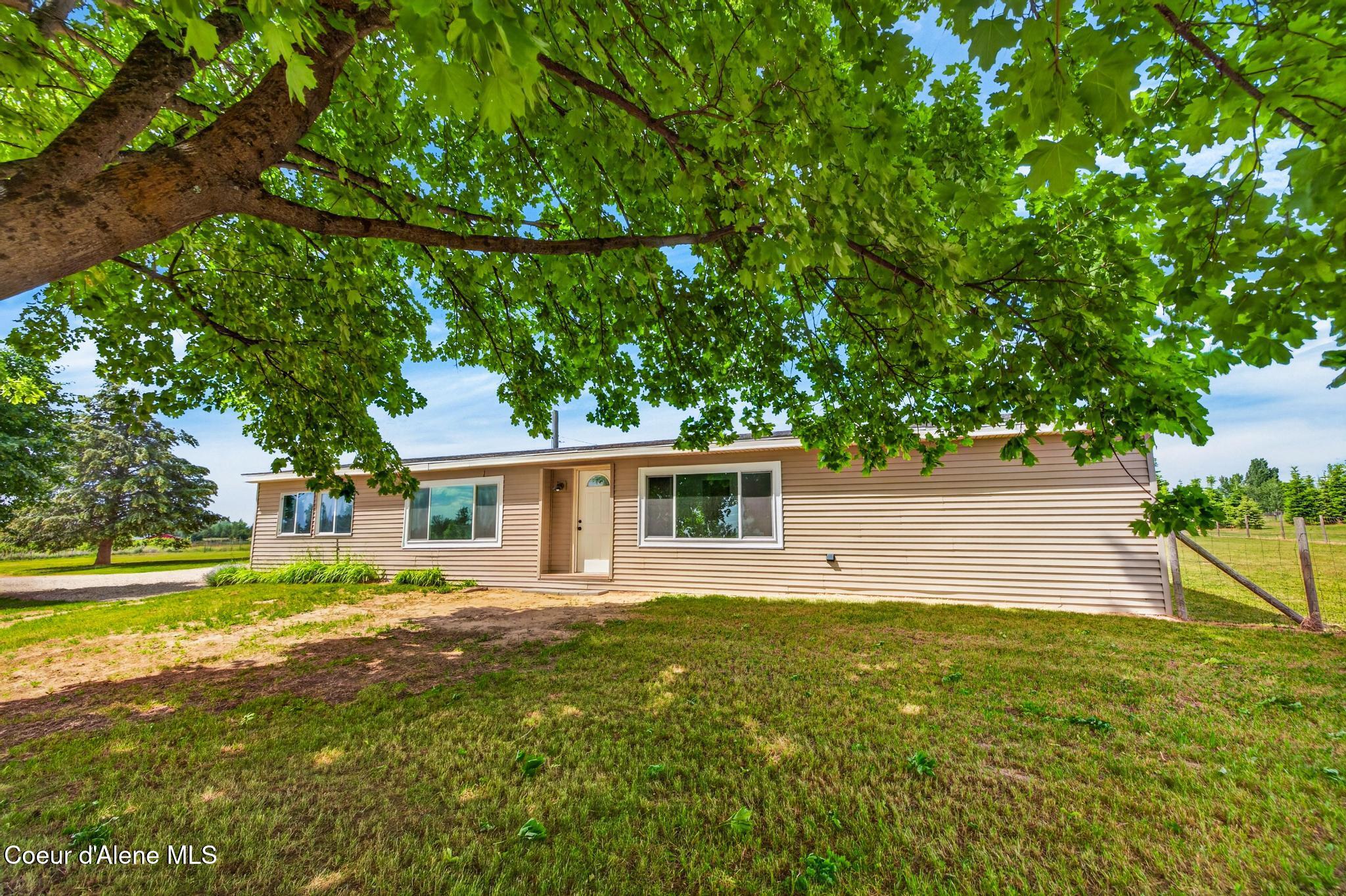 10215 E Day Mt Spokane Rd — photo