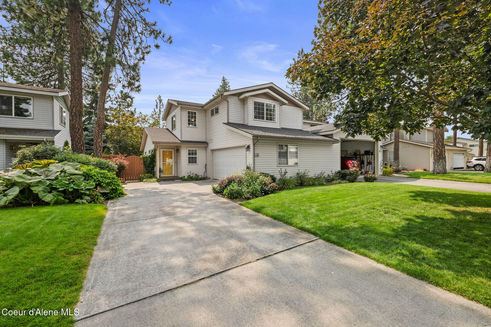 230 E Knotty Pine Ln — photo