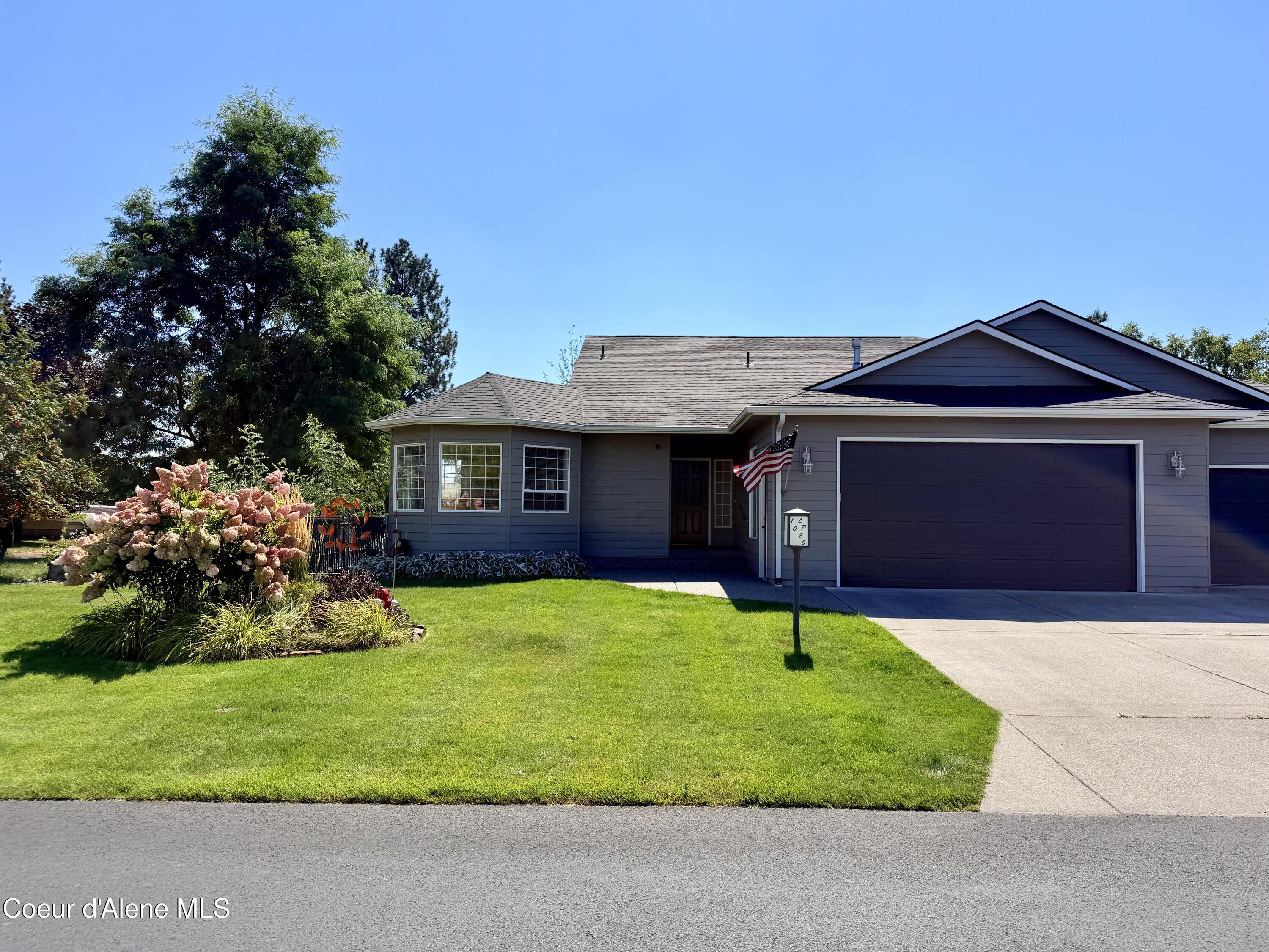 1020 W Woodlawn Dr — photo