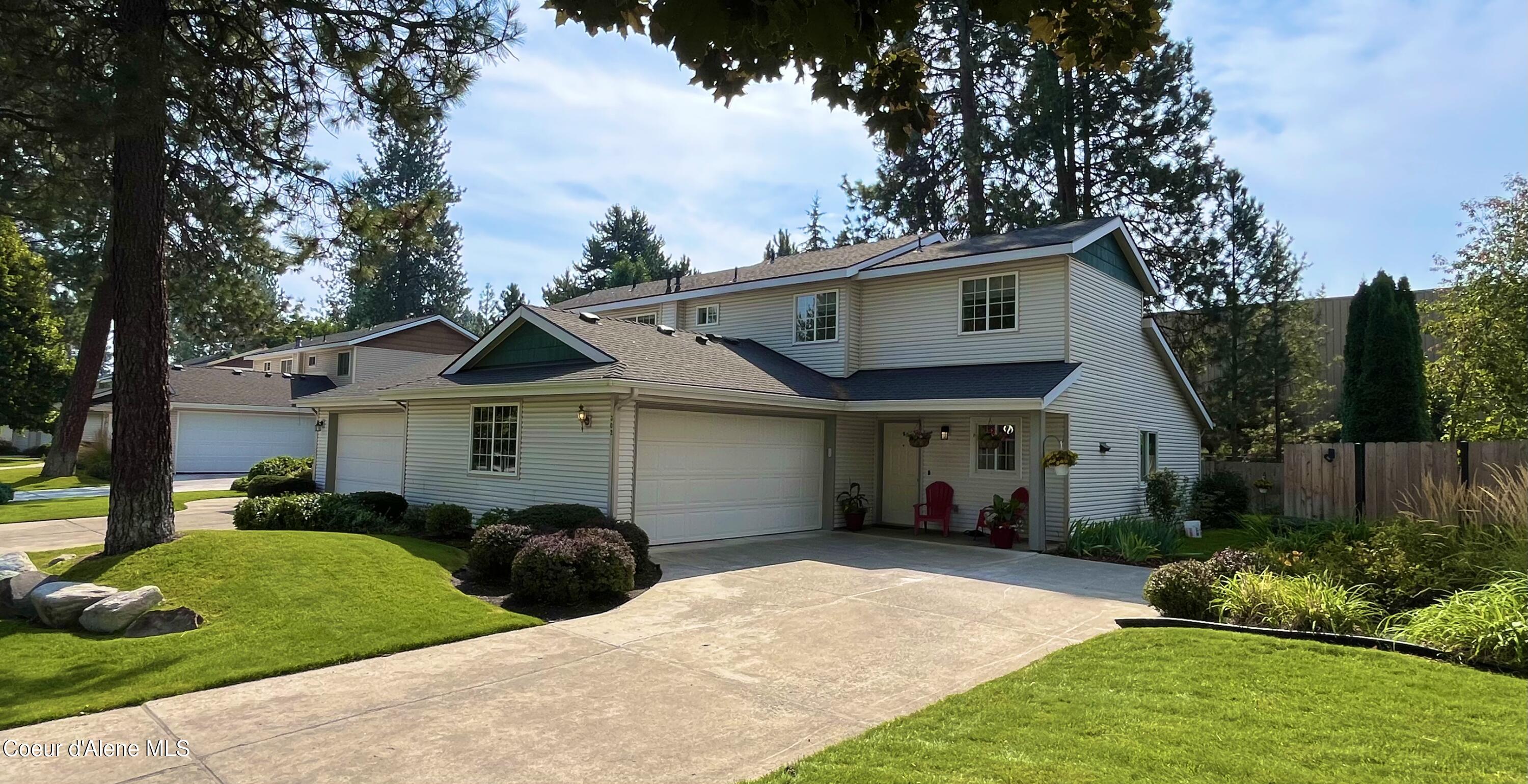 302 E Knotty Pine Ln — photo