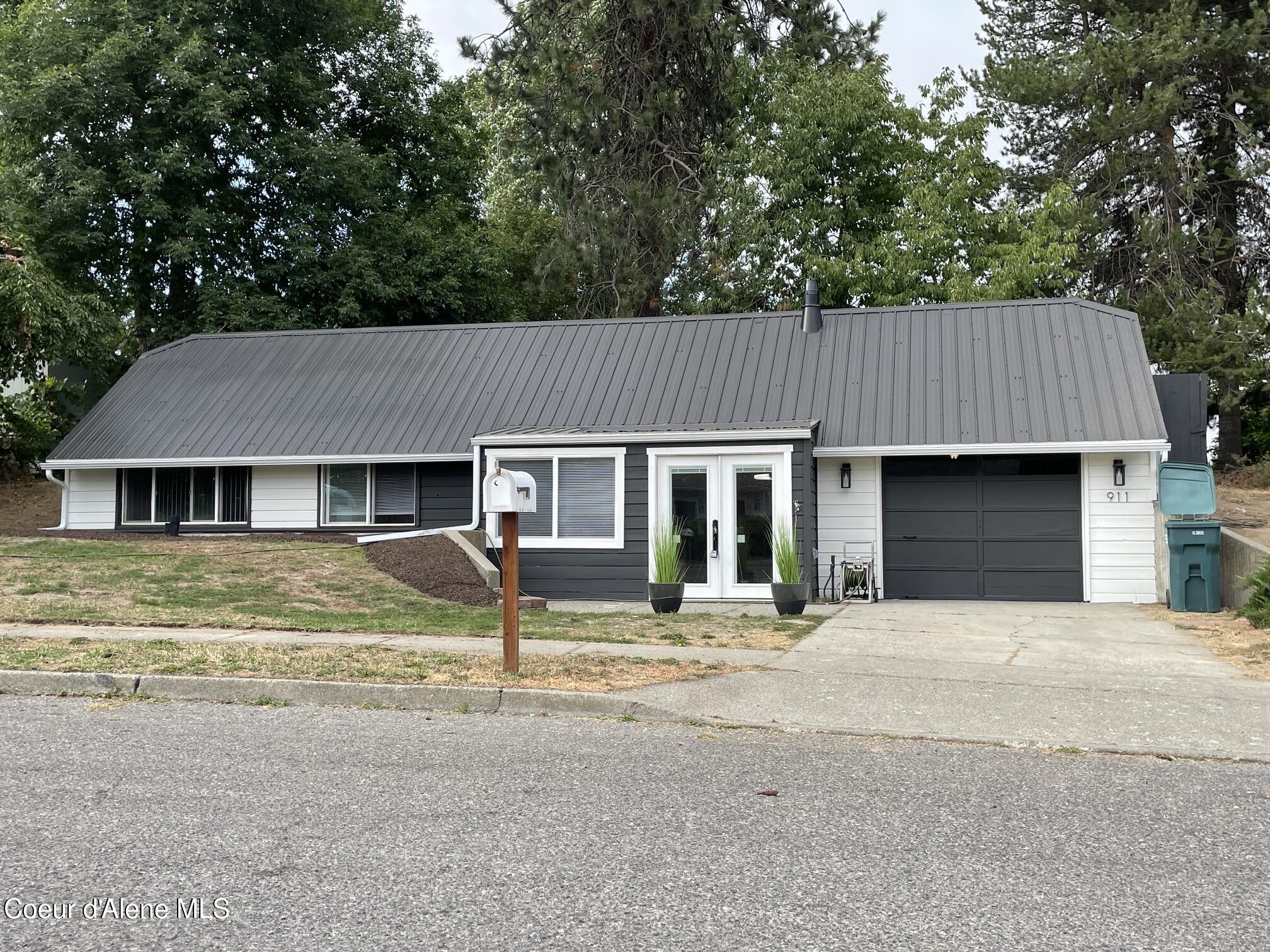 911 E Woolsey Dr — photo