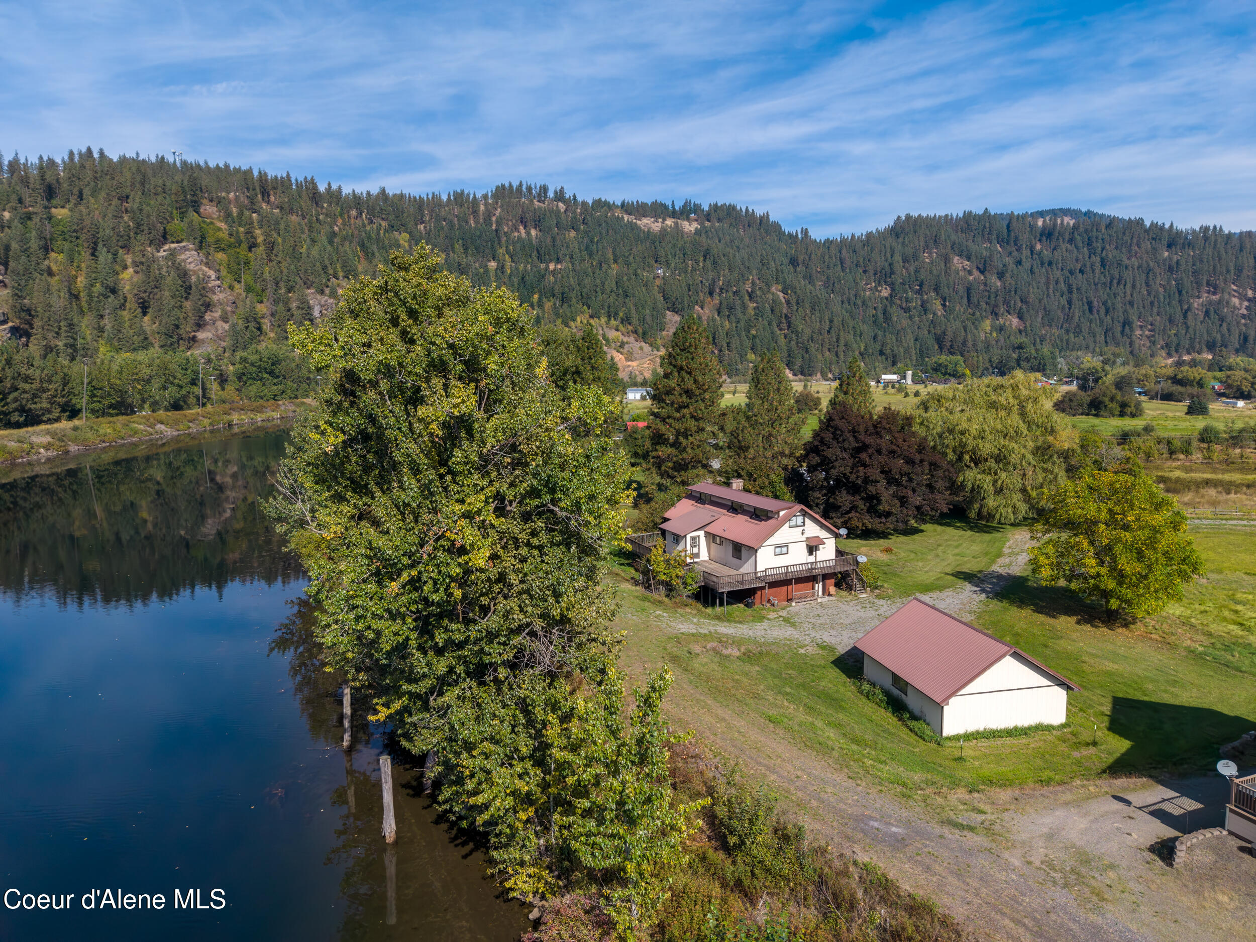 826 Riverdale Dr — photo