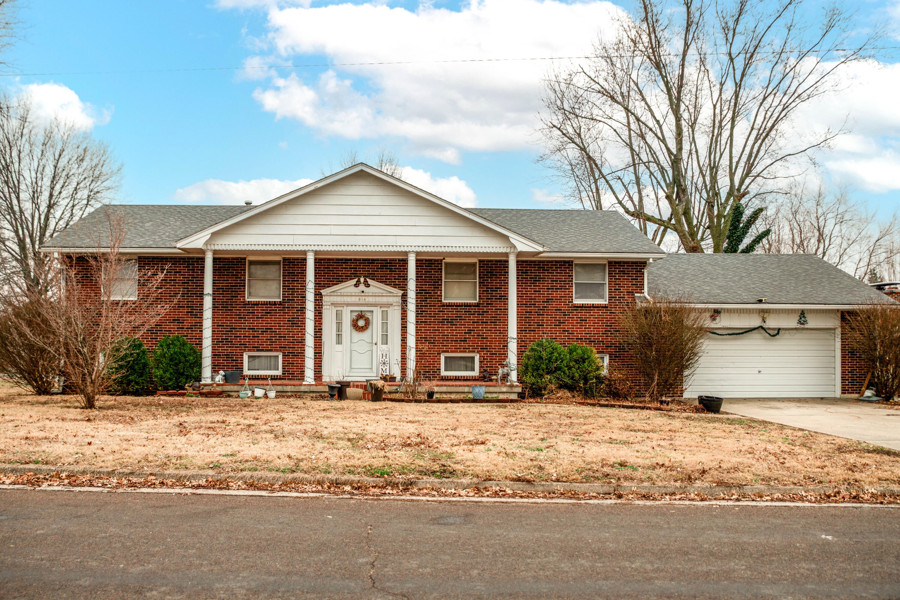 614 Briarwood Dr — photo