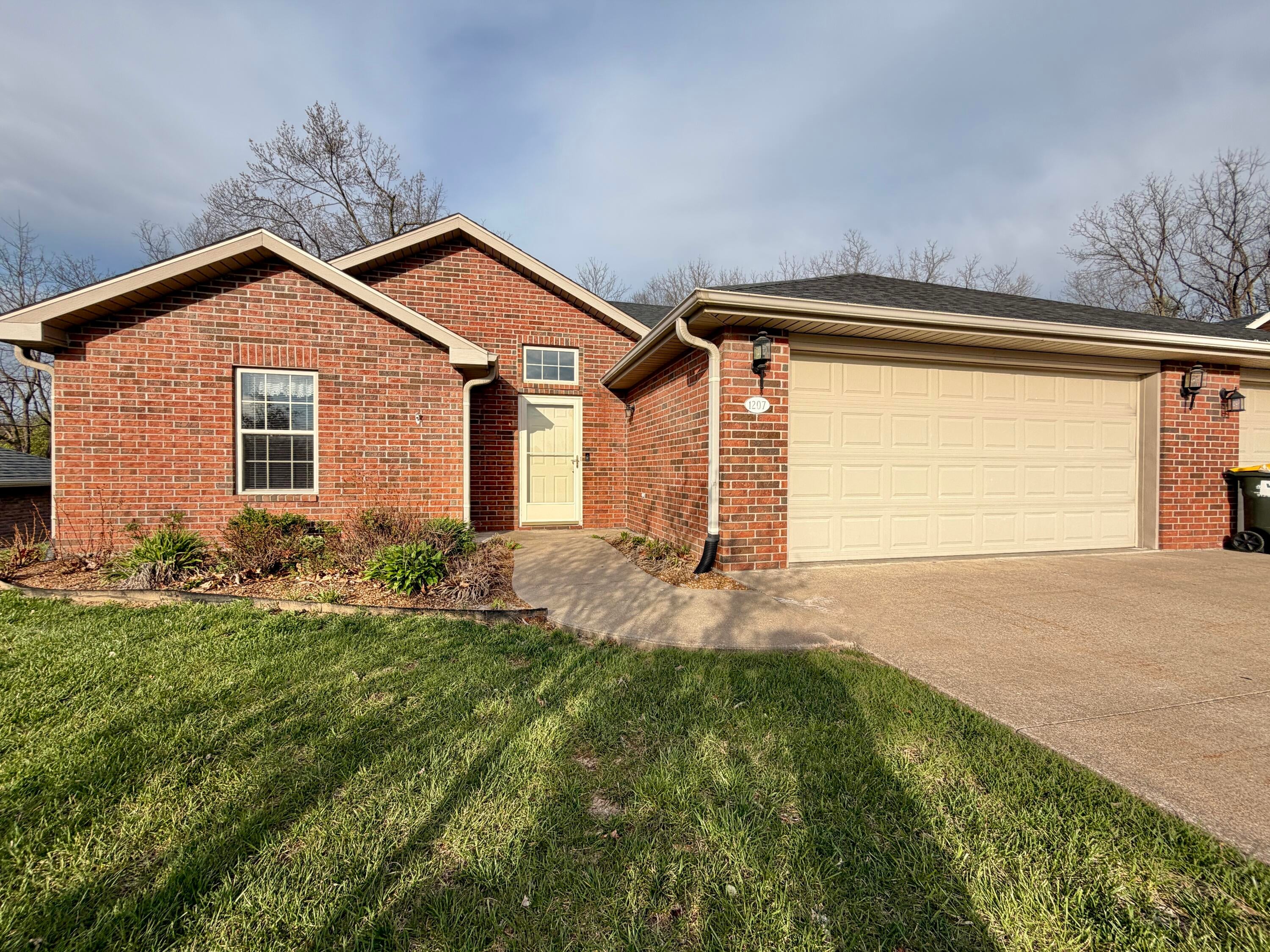 1207 Raymond Ct — photo