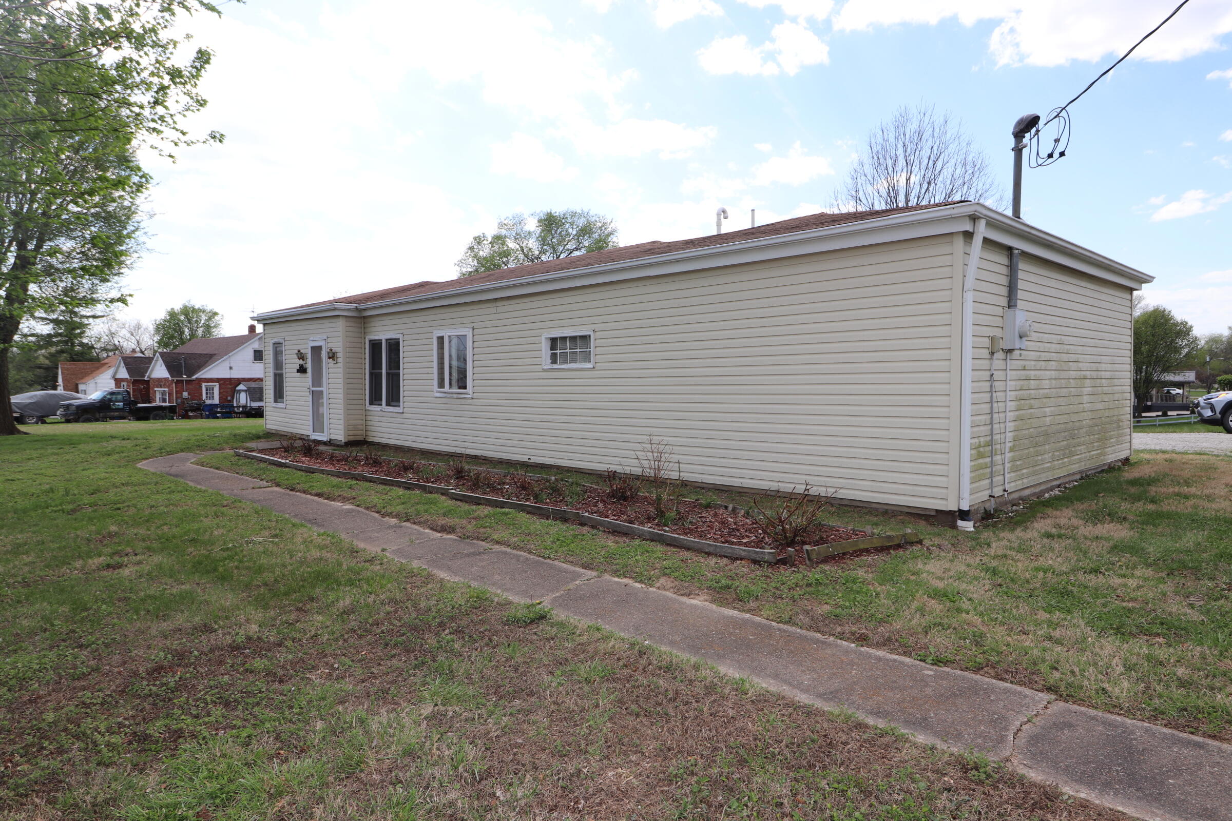 550 S Summit Dr — photo