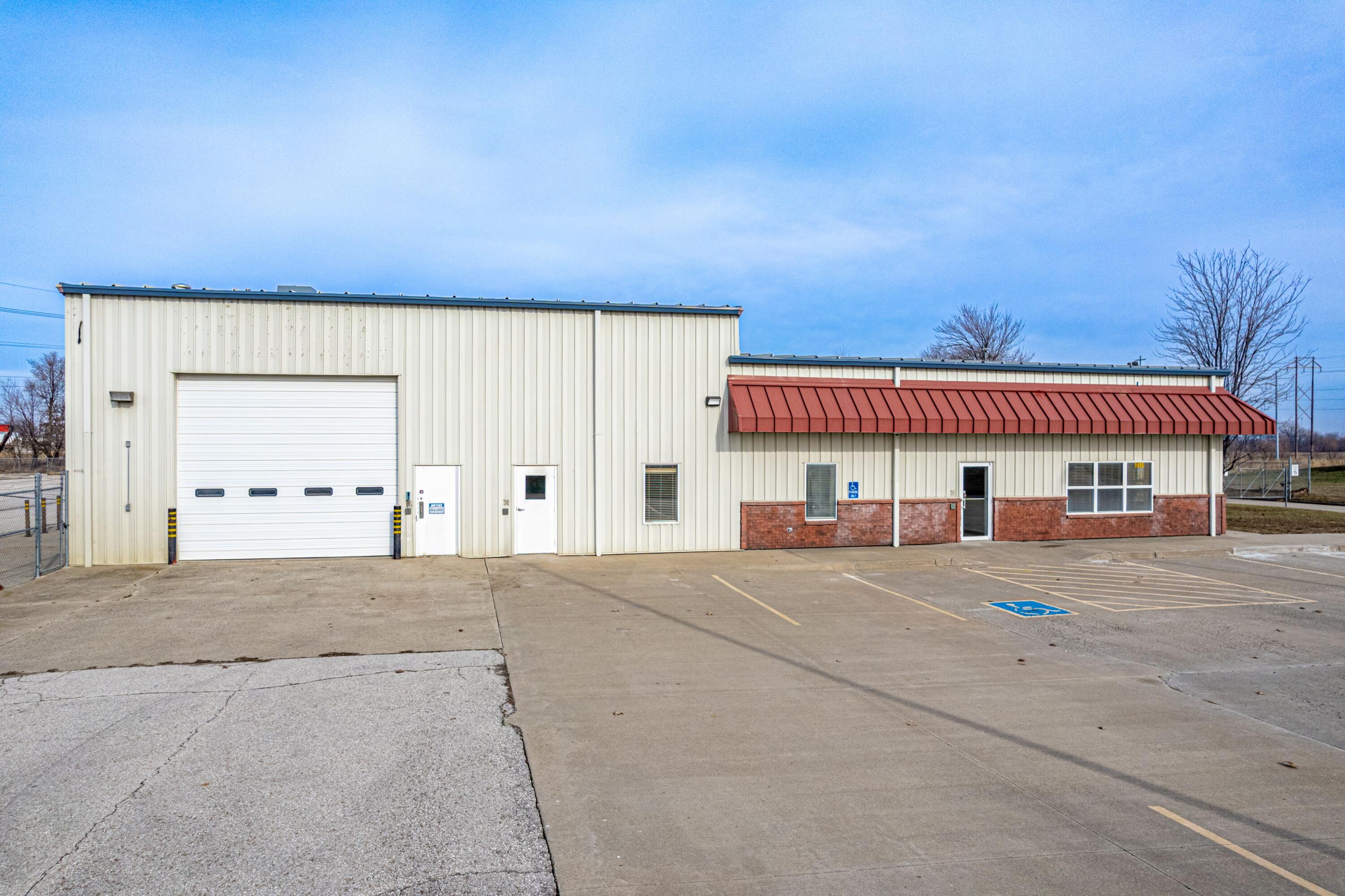 1815 Commerce Dr, Marshall, MO 65340 — photo 2