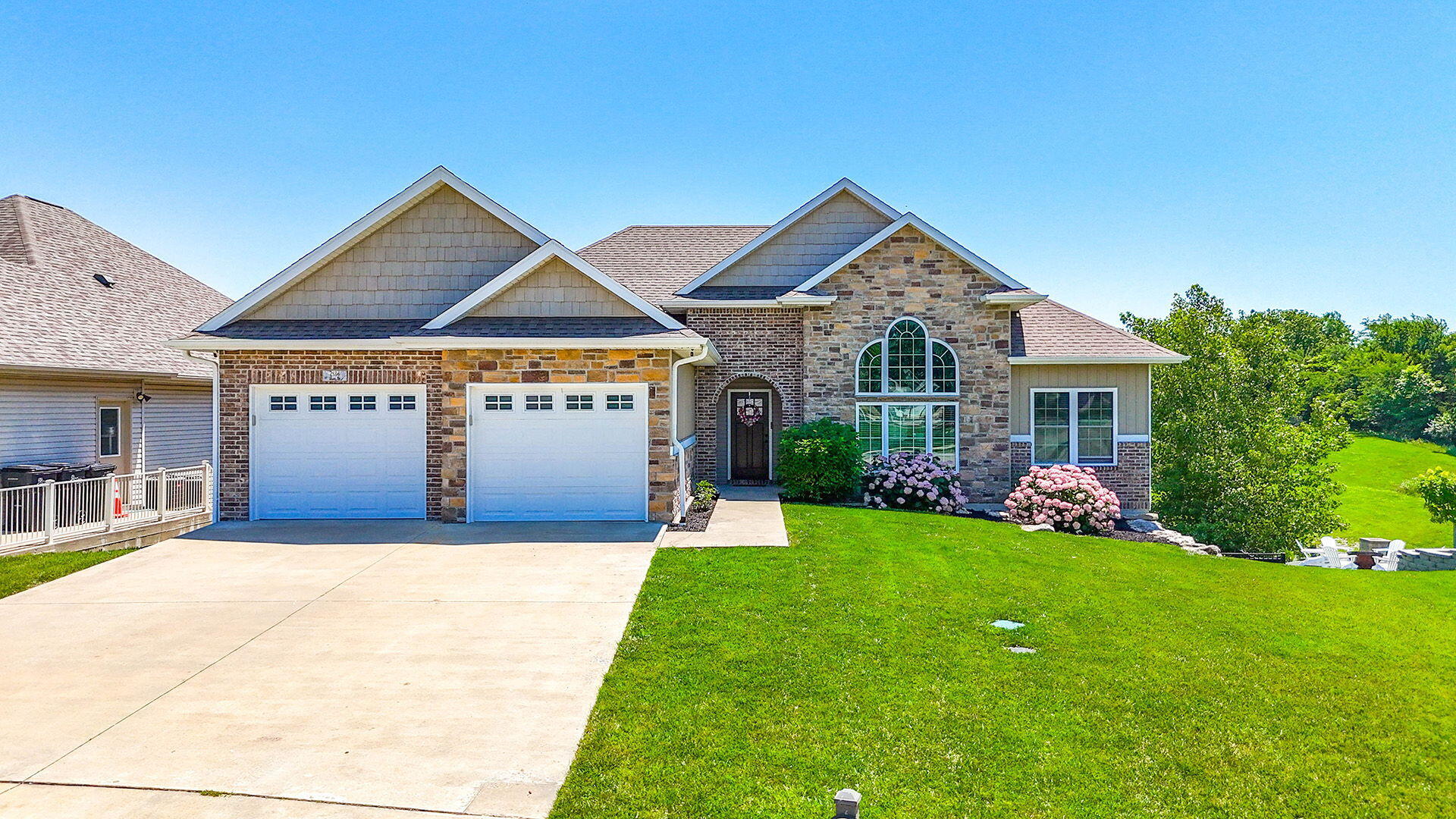 2114 Mace Ct — photo