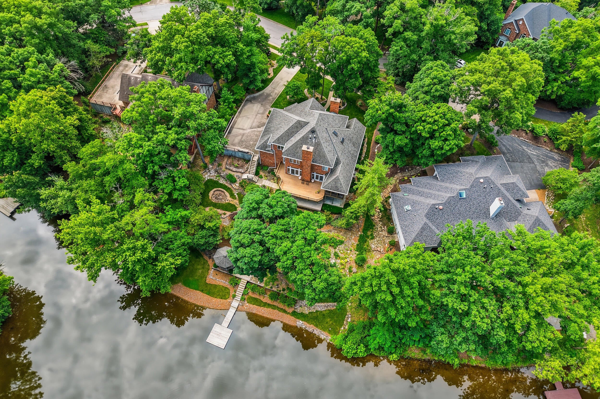 1009 Lake Point Ln — photo