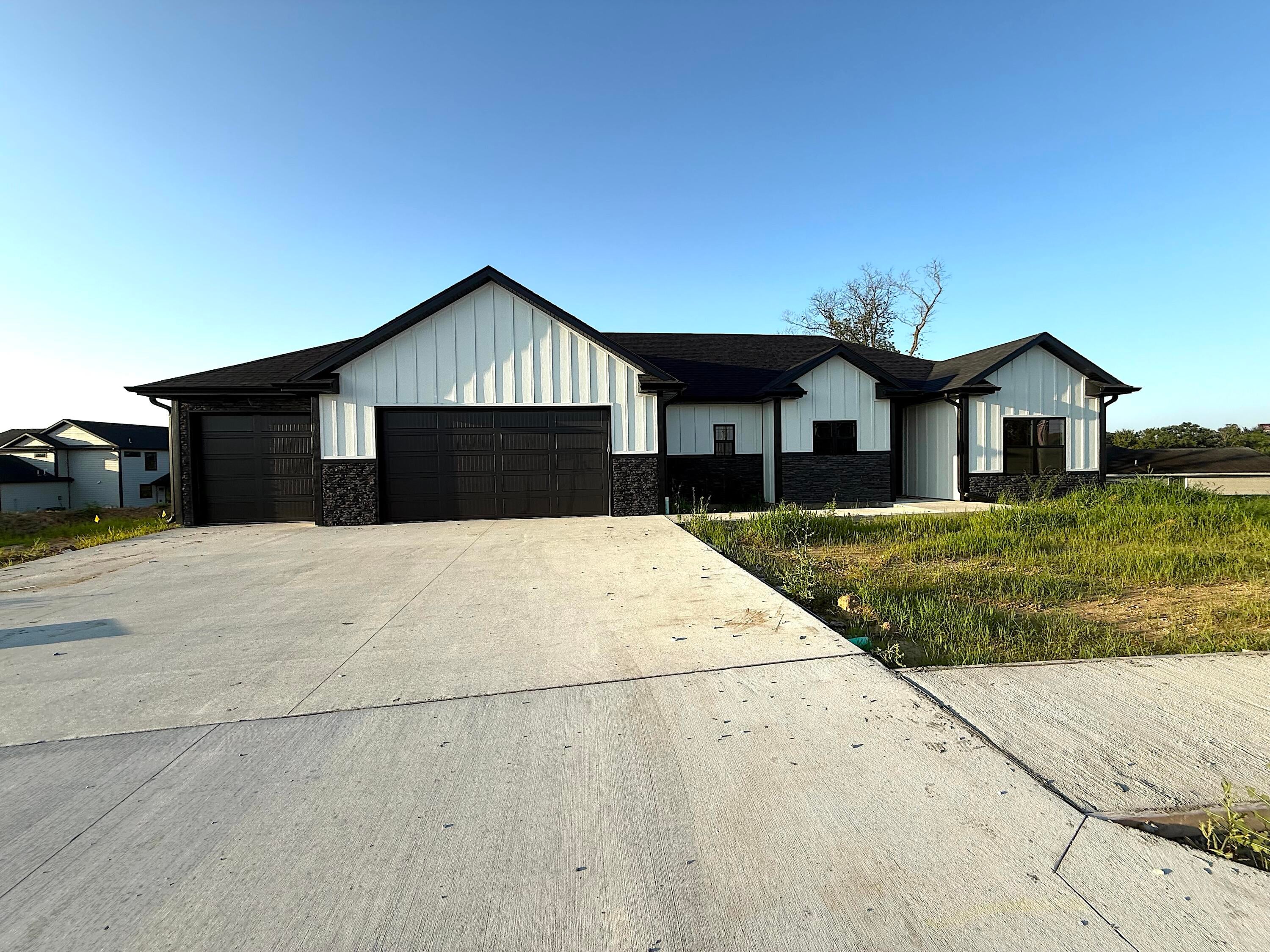 930 Stacy Dr — photo
