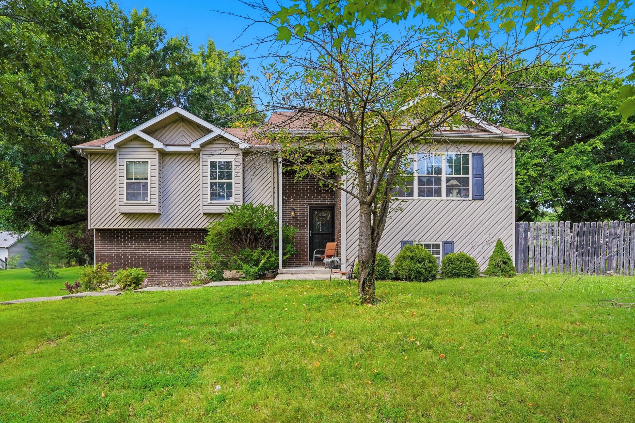 2633 E Alfalfa Dr — photo