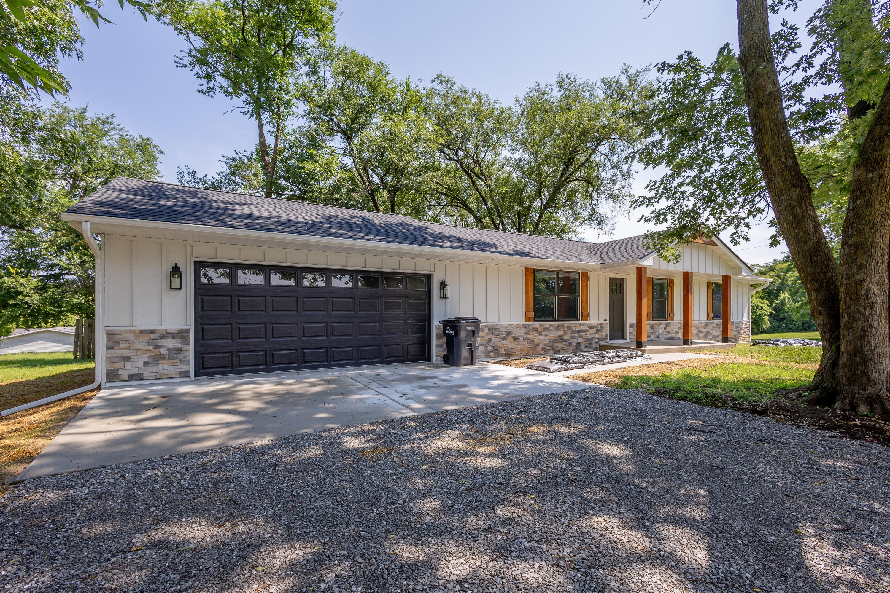 25 E Poplar Hill Dr — photo