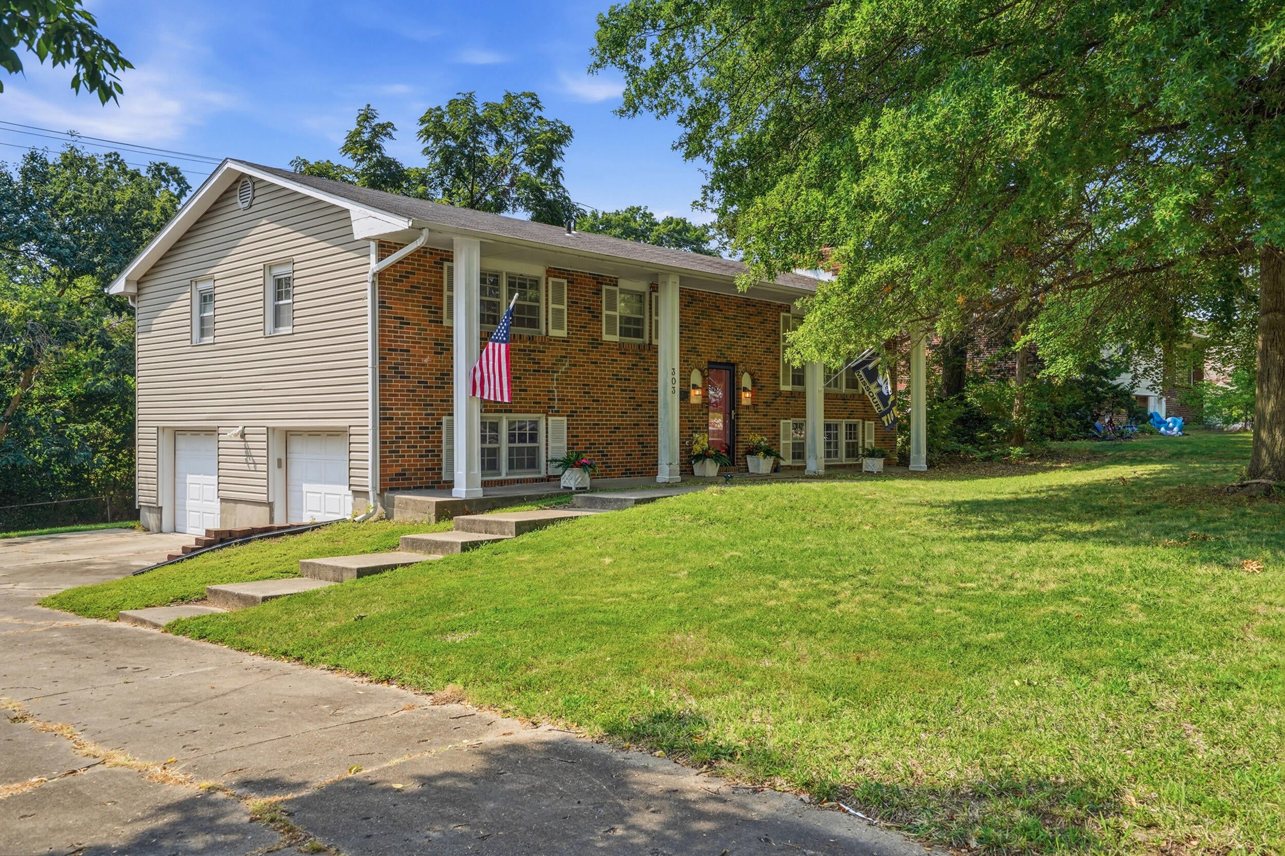 303 W Briarwood Ln — photo