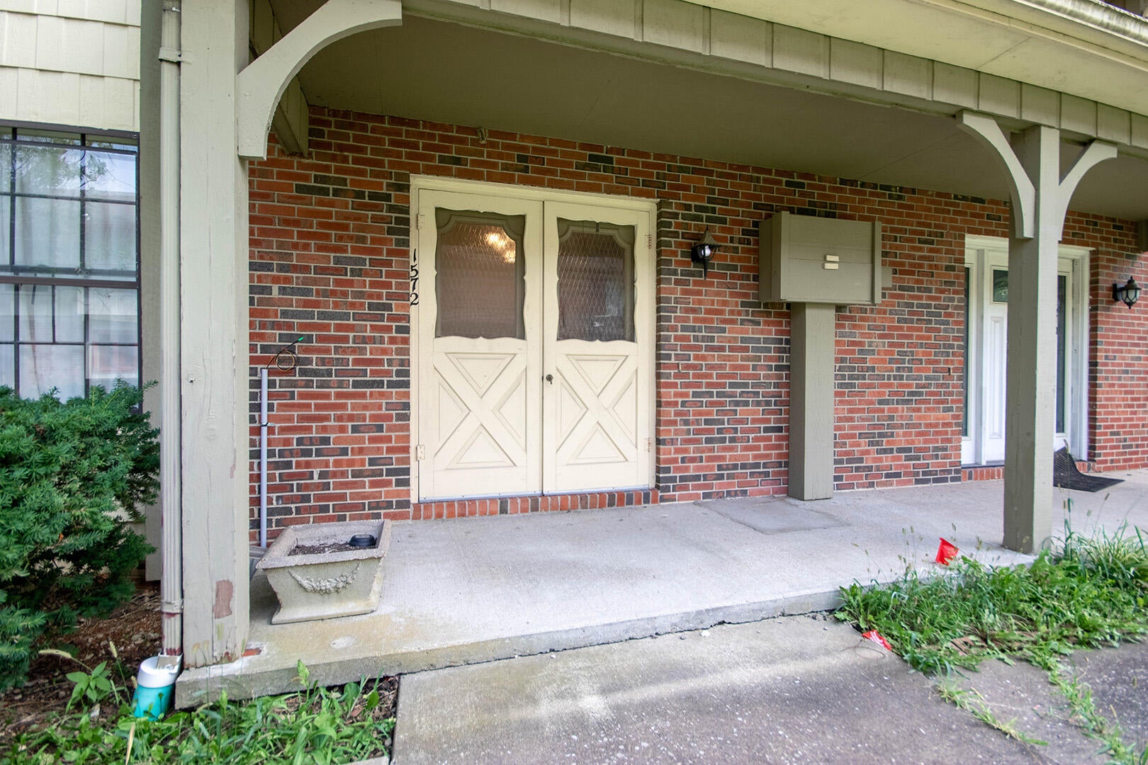 1572 N Lakewood Dr — photo