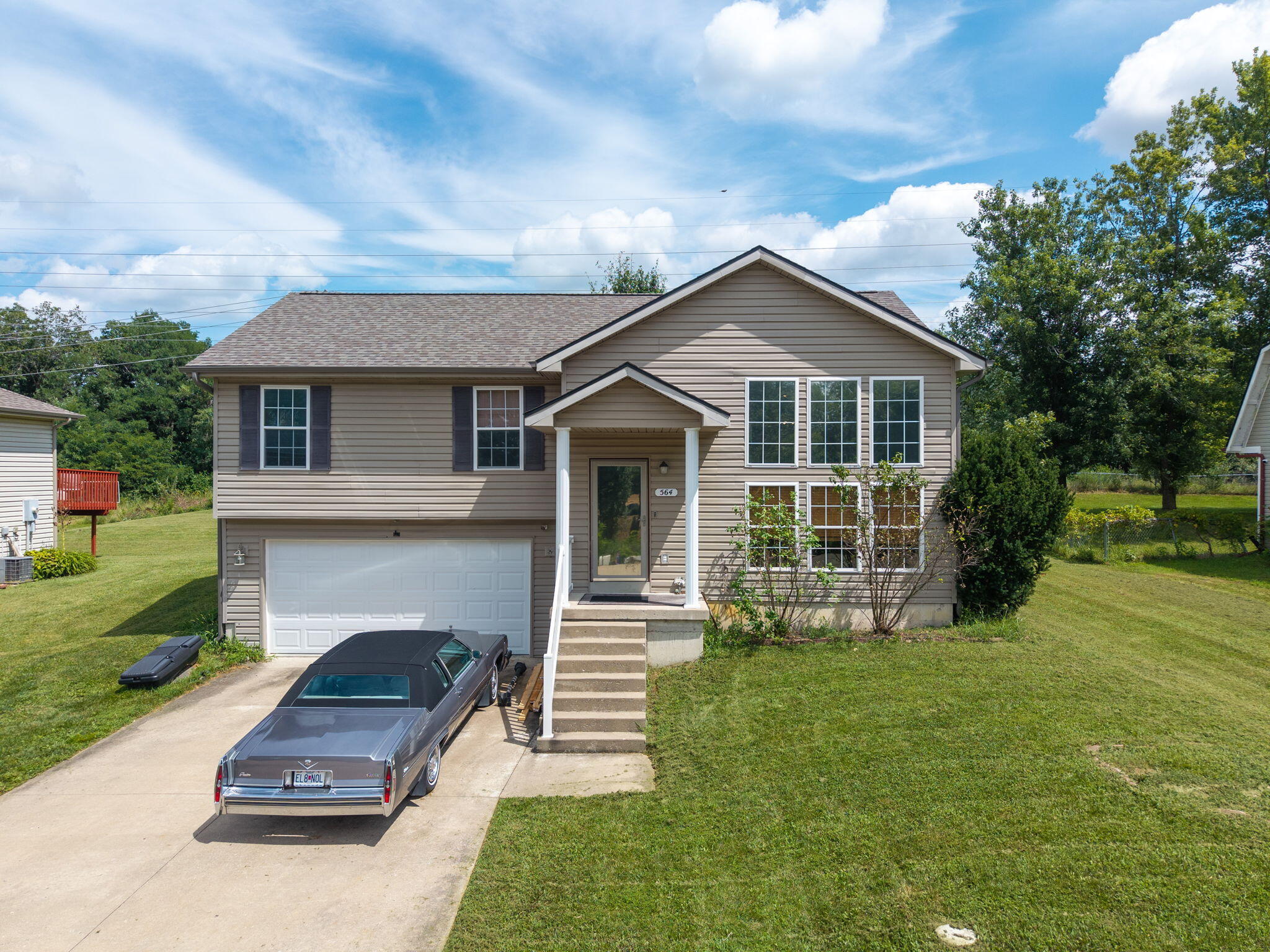 564 E Clearview Dr — photo