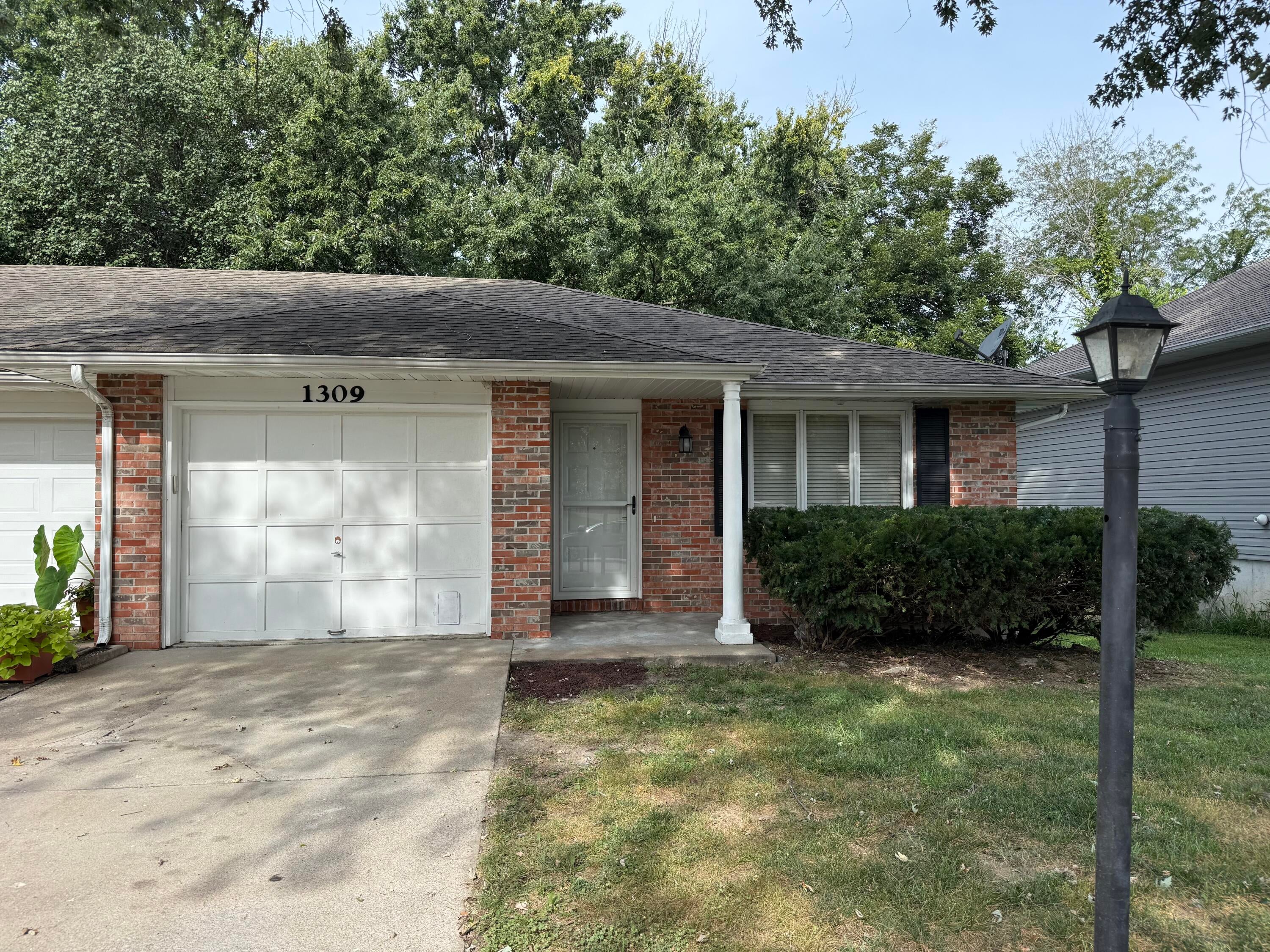1309 W Lexington Cir — photo