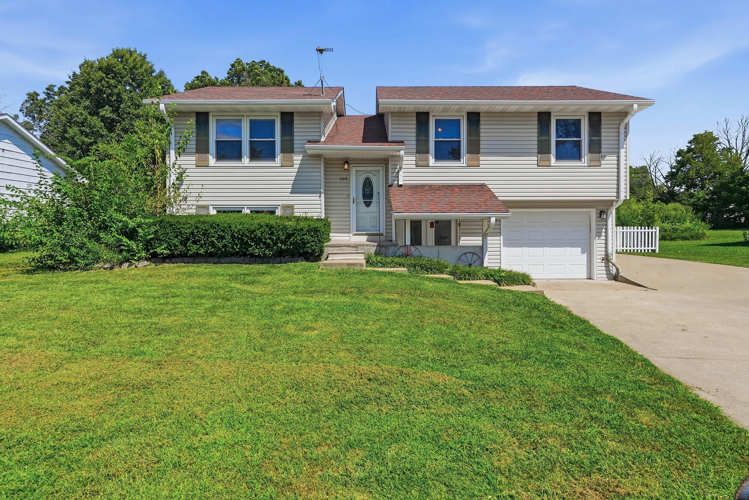 505 Canterbury Dr — photo