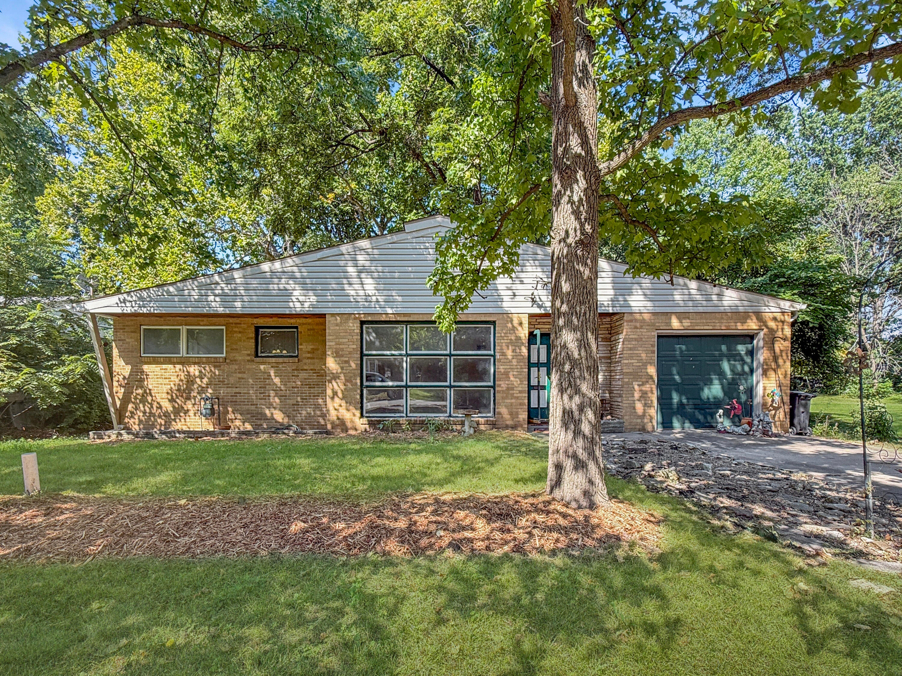 17 Clinton Dr — photo