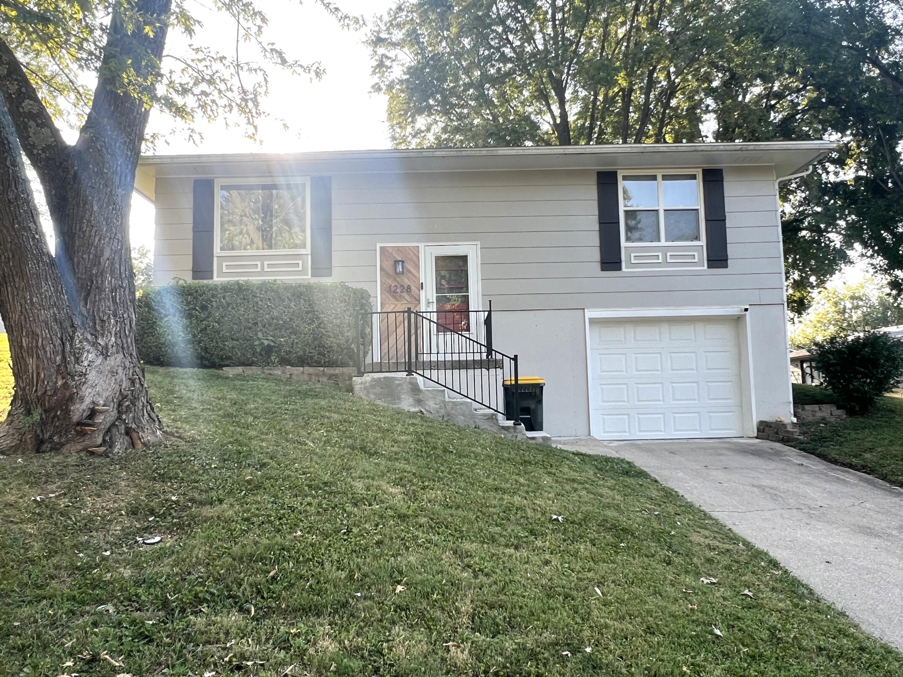 1228 Lake Dr — photo