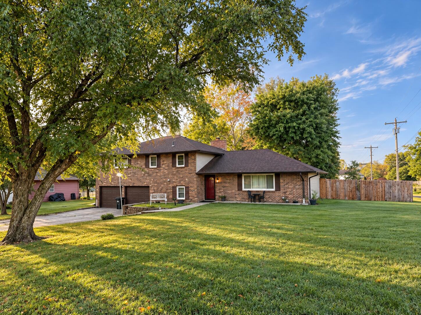 2455 N Lakeland Dr — photo