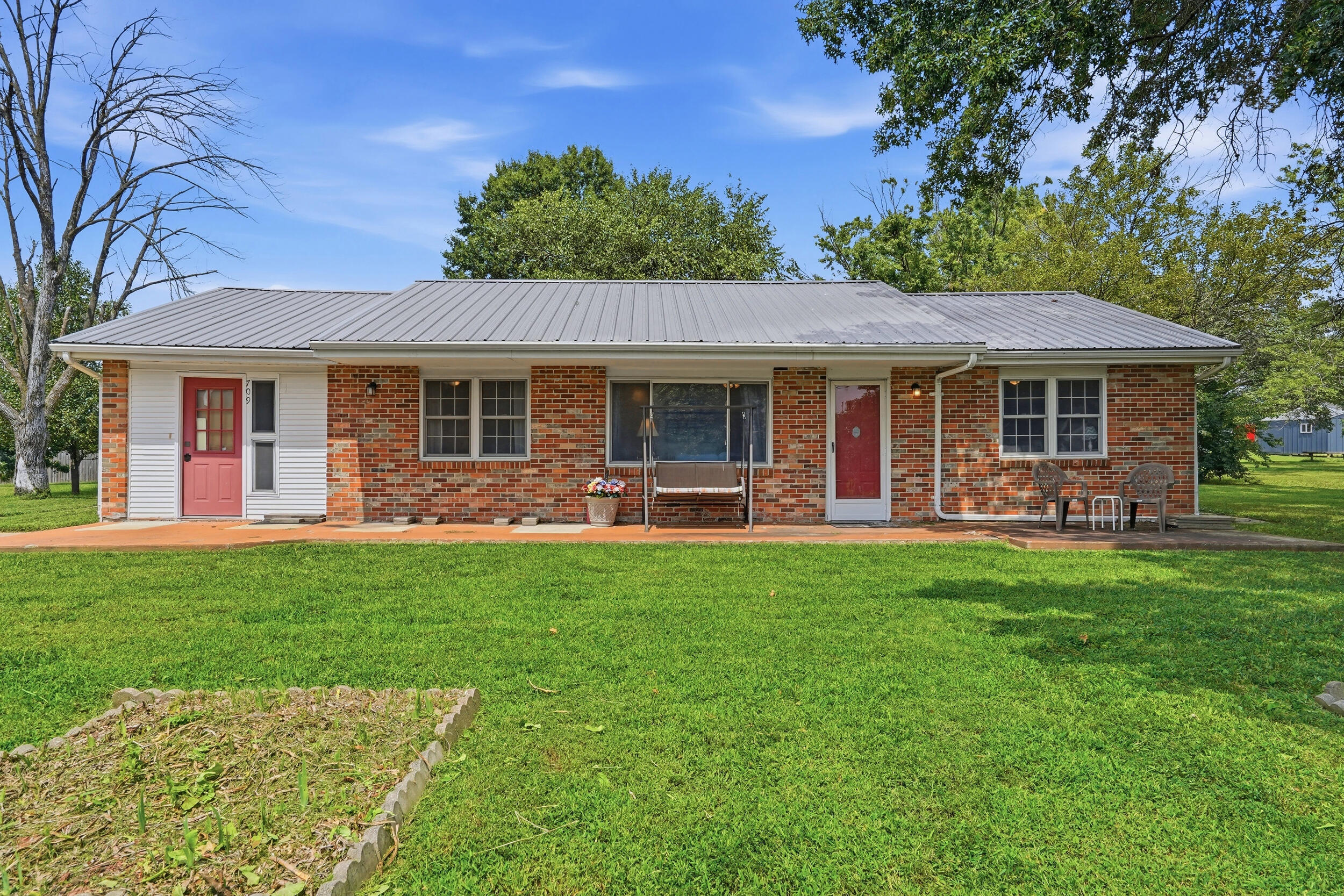 709 Canterbury Dr — photo