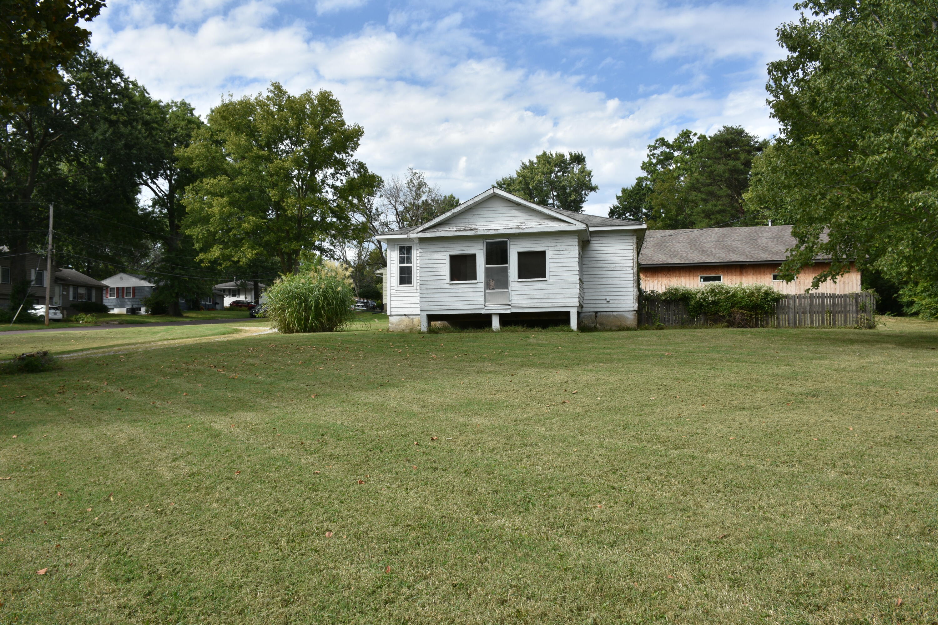 2103 E Walnut St — photo