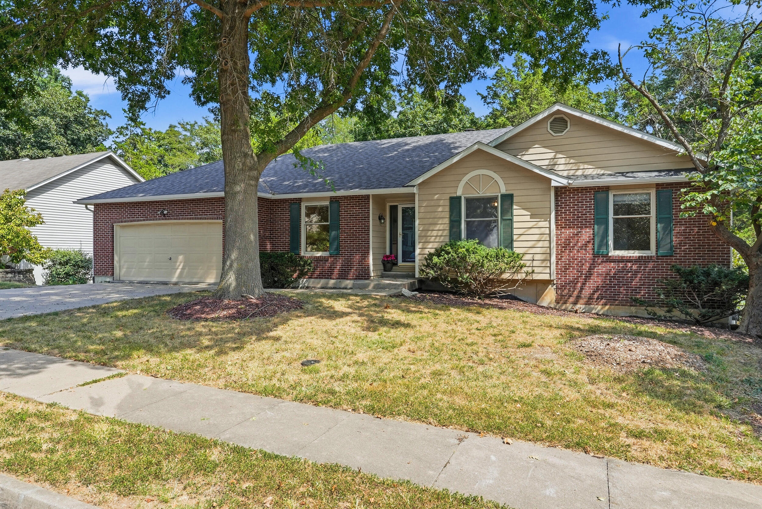 2412 Hillshire Dr — photo