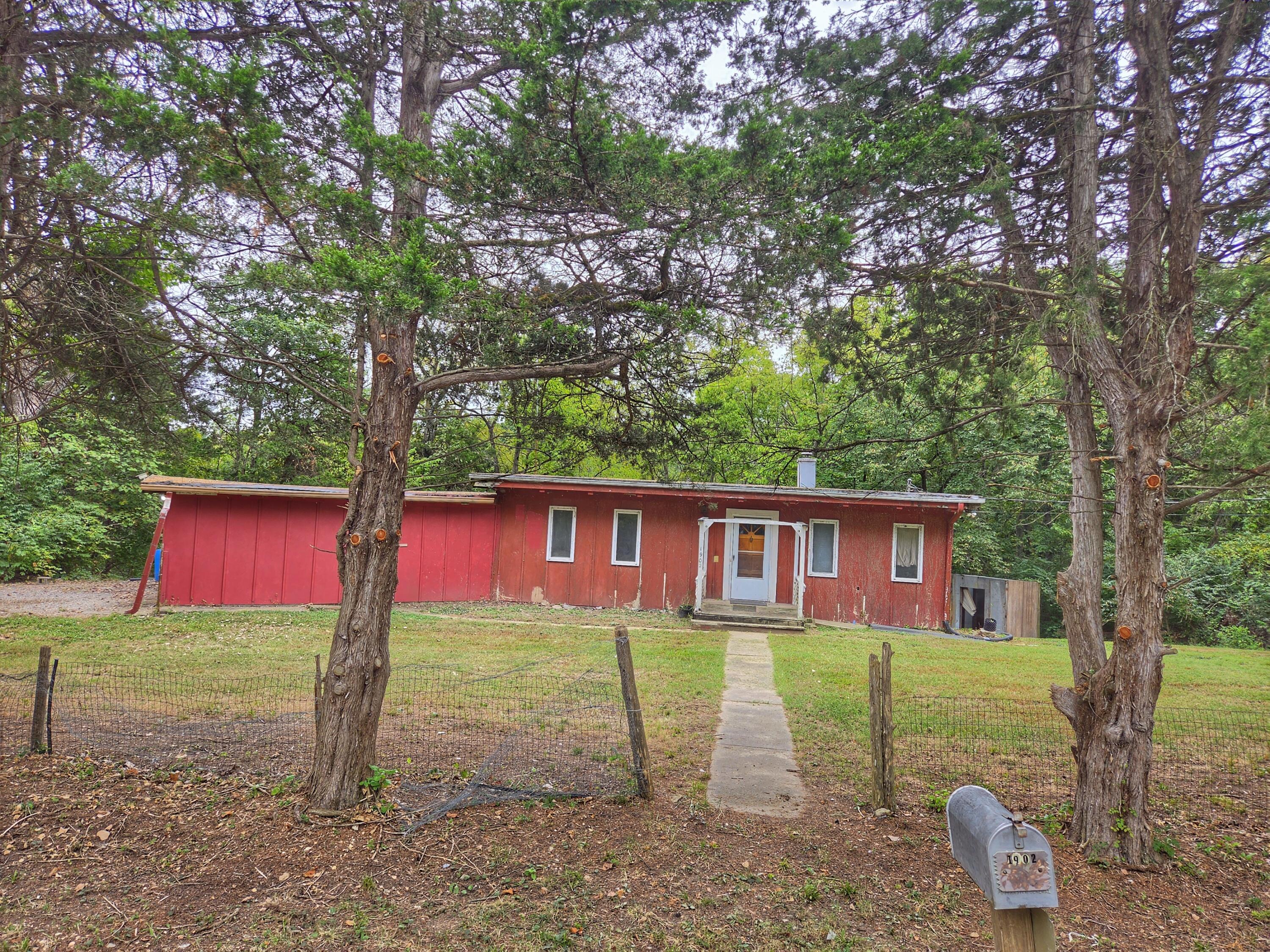 1902 Cedar Cliff Dr — photo
