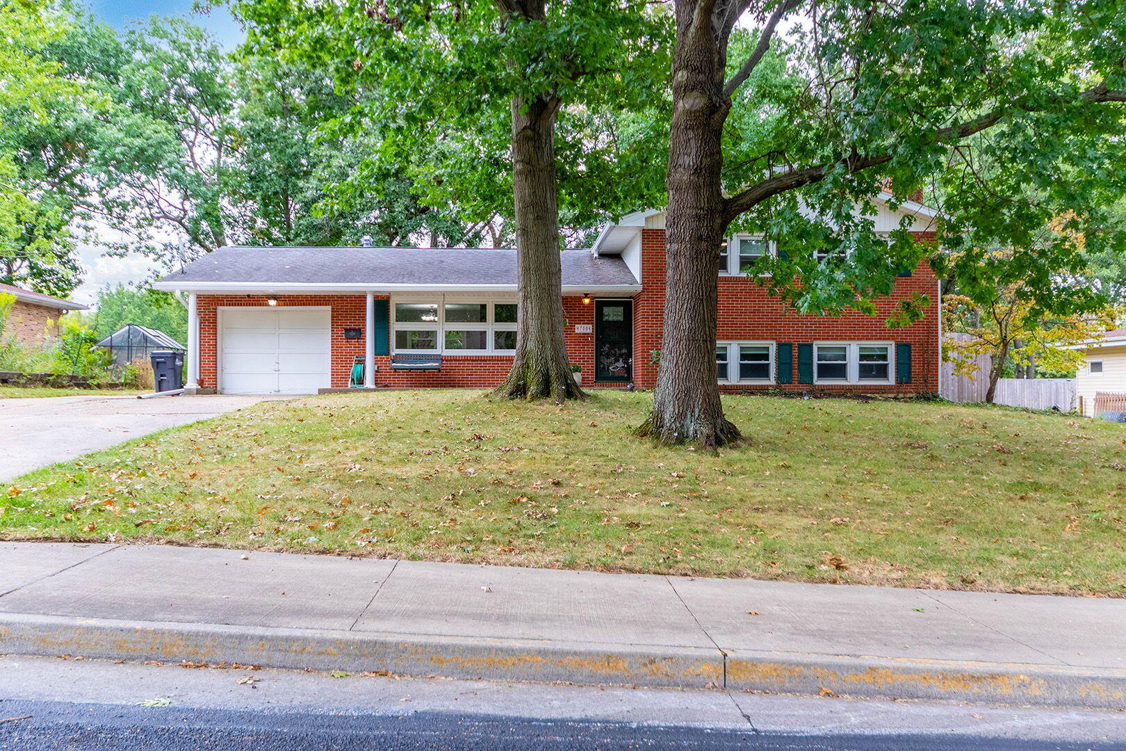 700 Manor Dr — photo