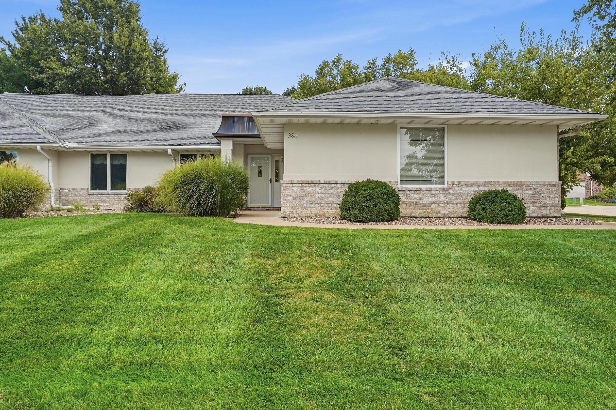3811 Hallbrook Ct — photo