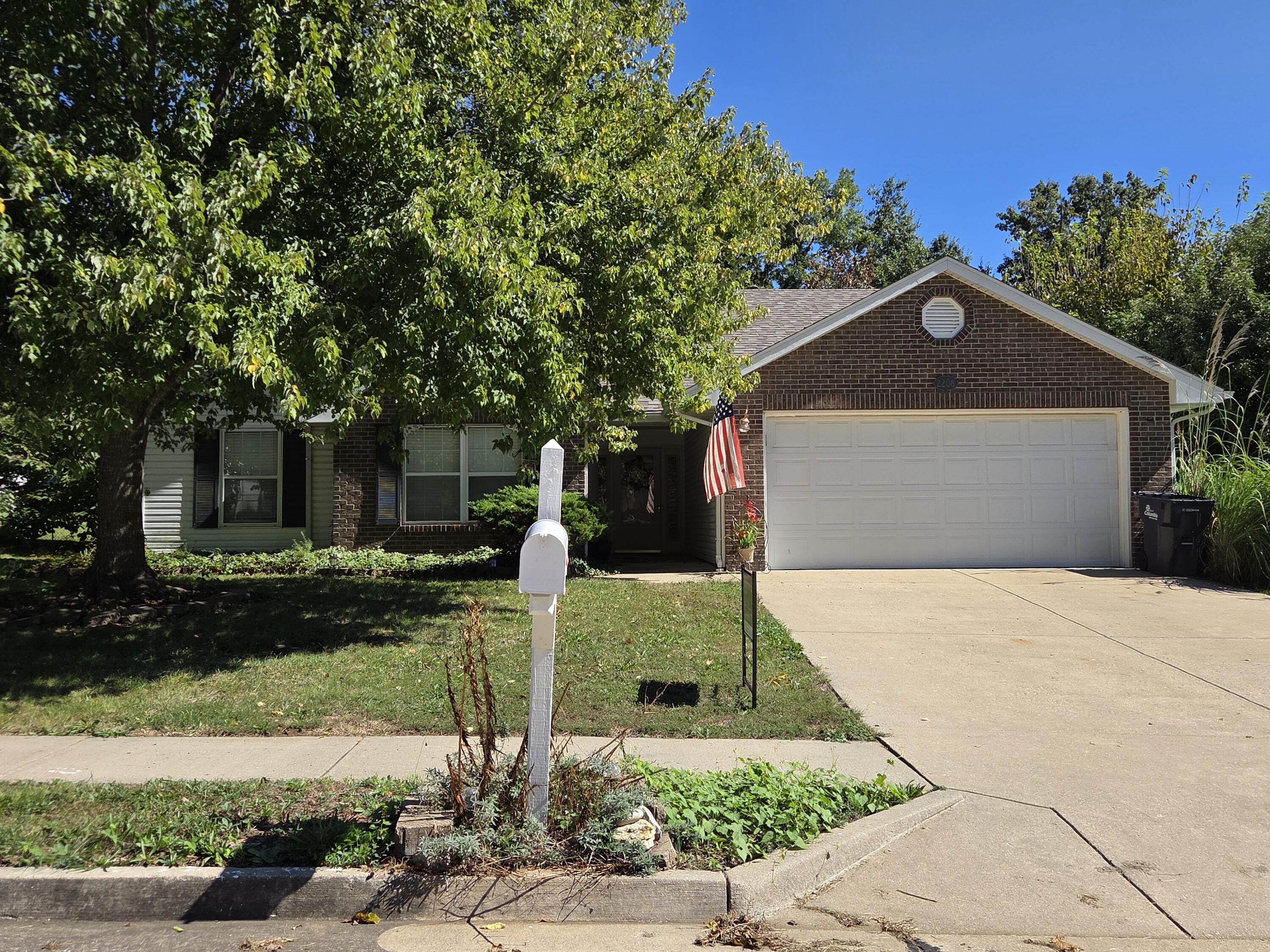 2208 Laclede Dr — photo