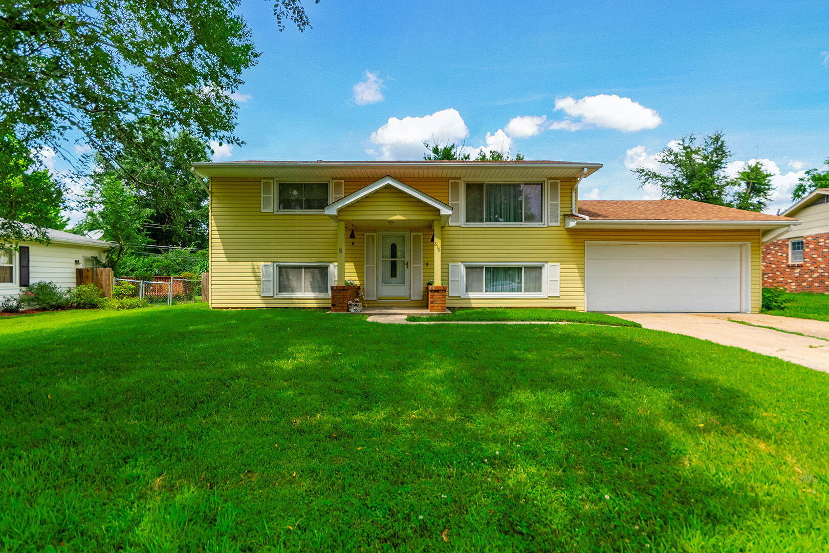 818 Oak Lawn Dr — photo