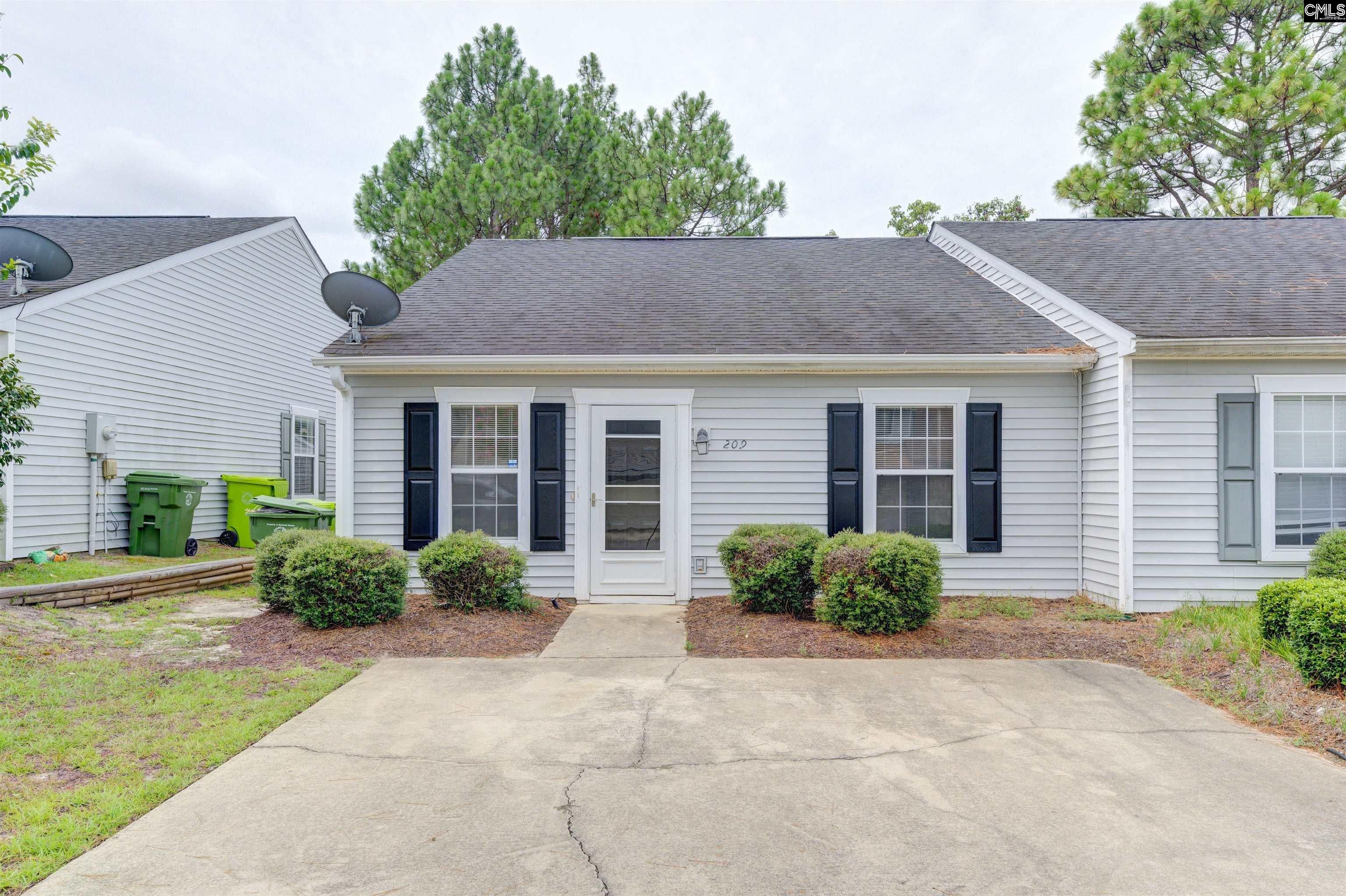 209 Hounds Court N — photo
