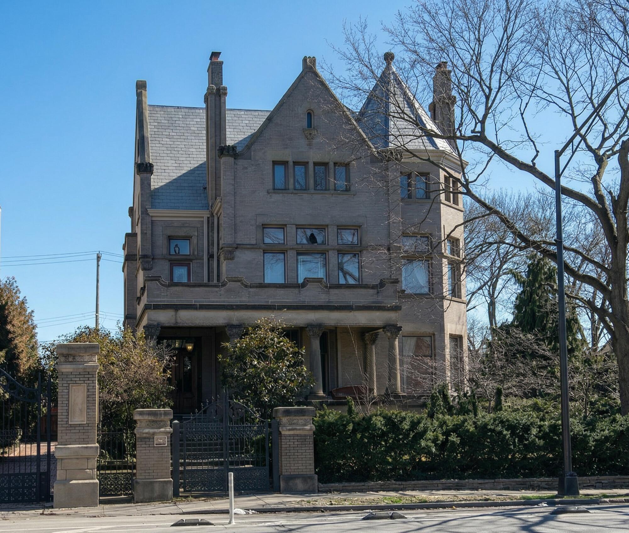 875 E Broad Street — photo