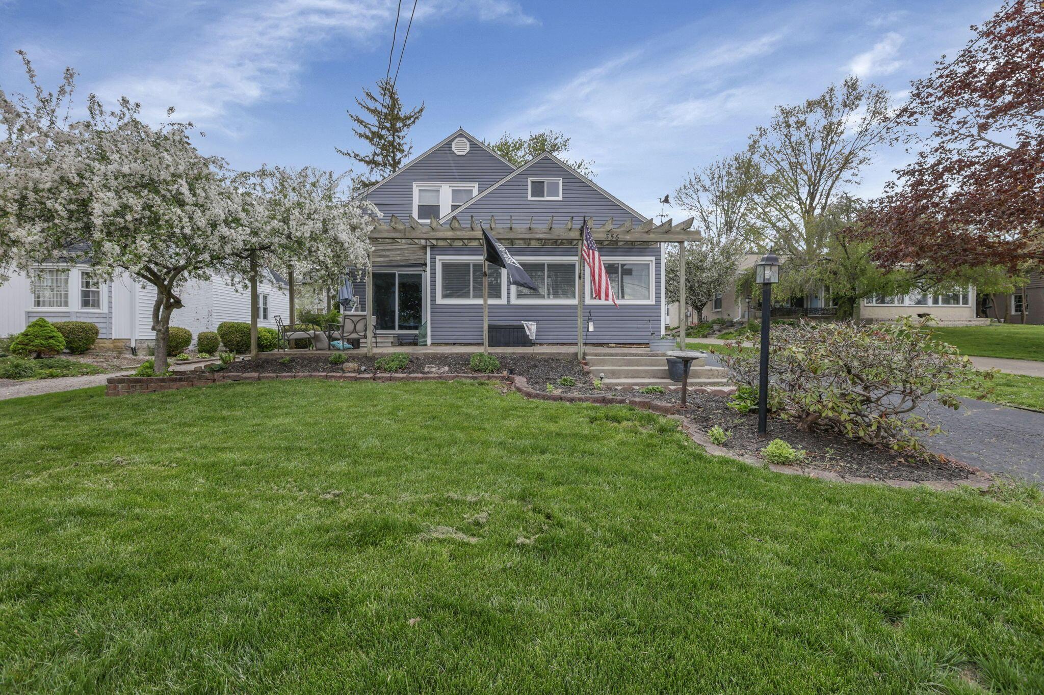 356 Lakeshore Drive W — photo