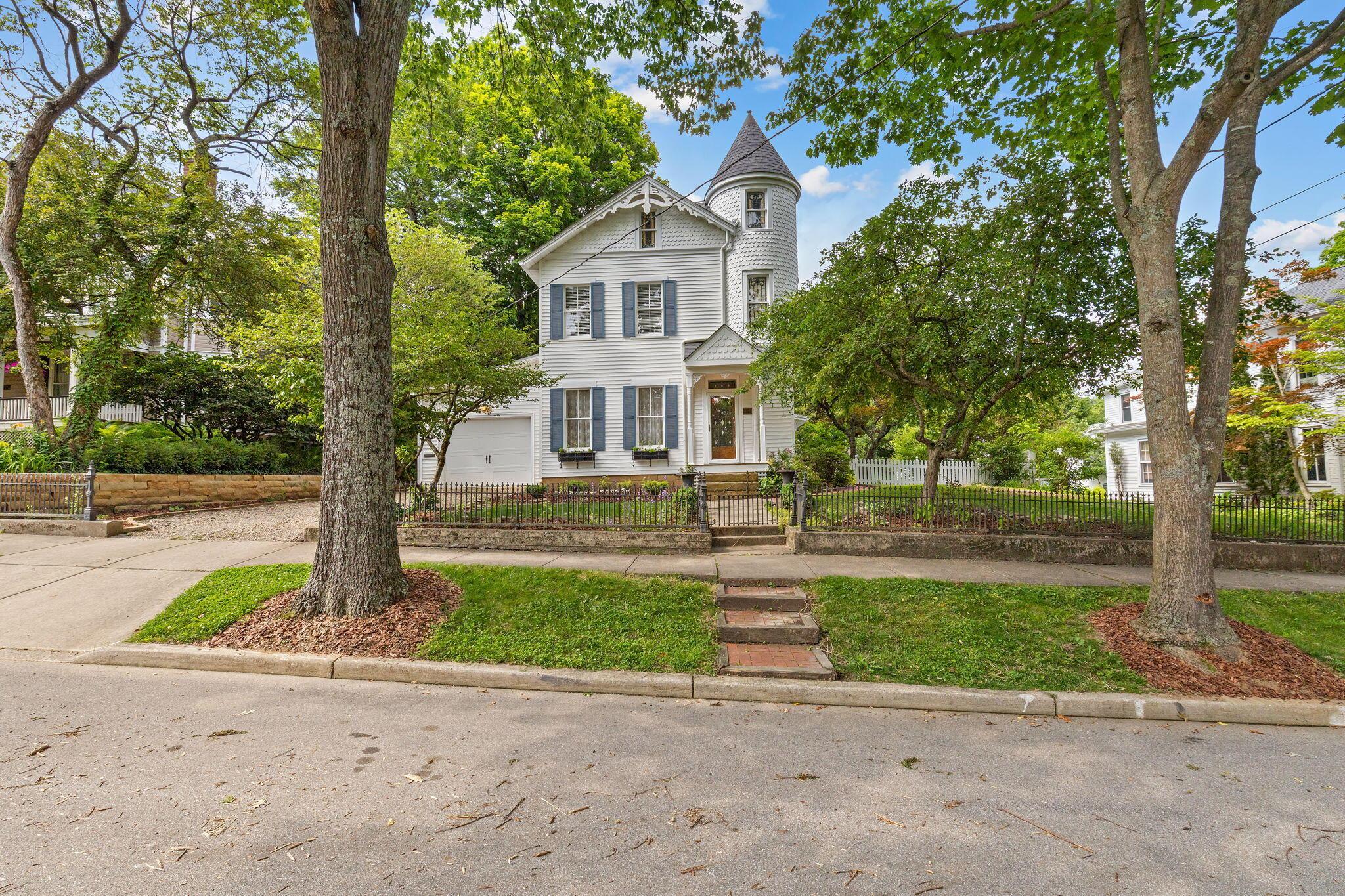 324 W Elm Street — photo