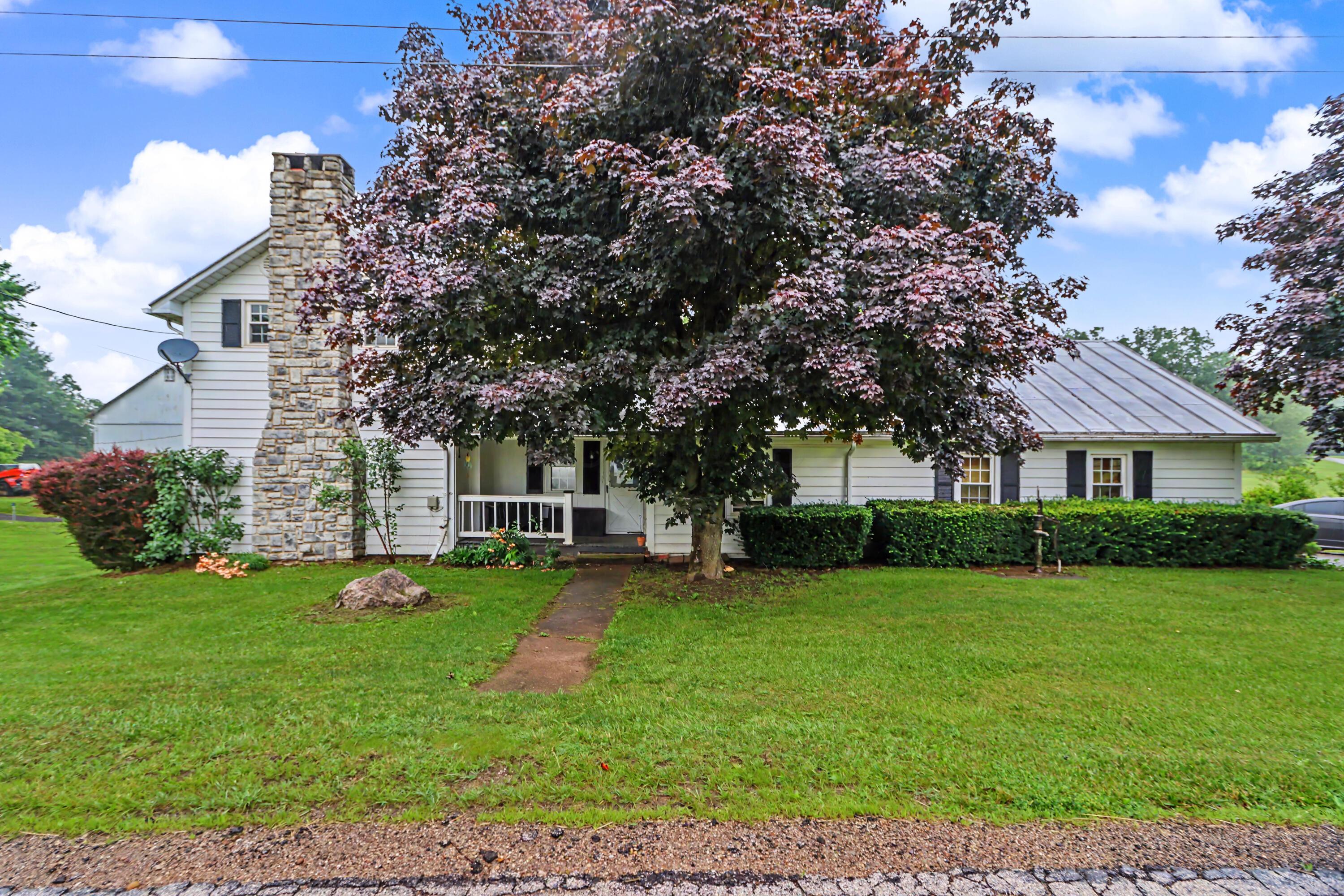 2444 Kings Corners Road E — photo