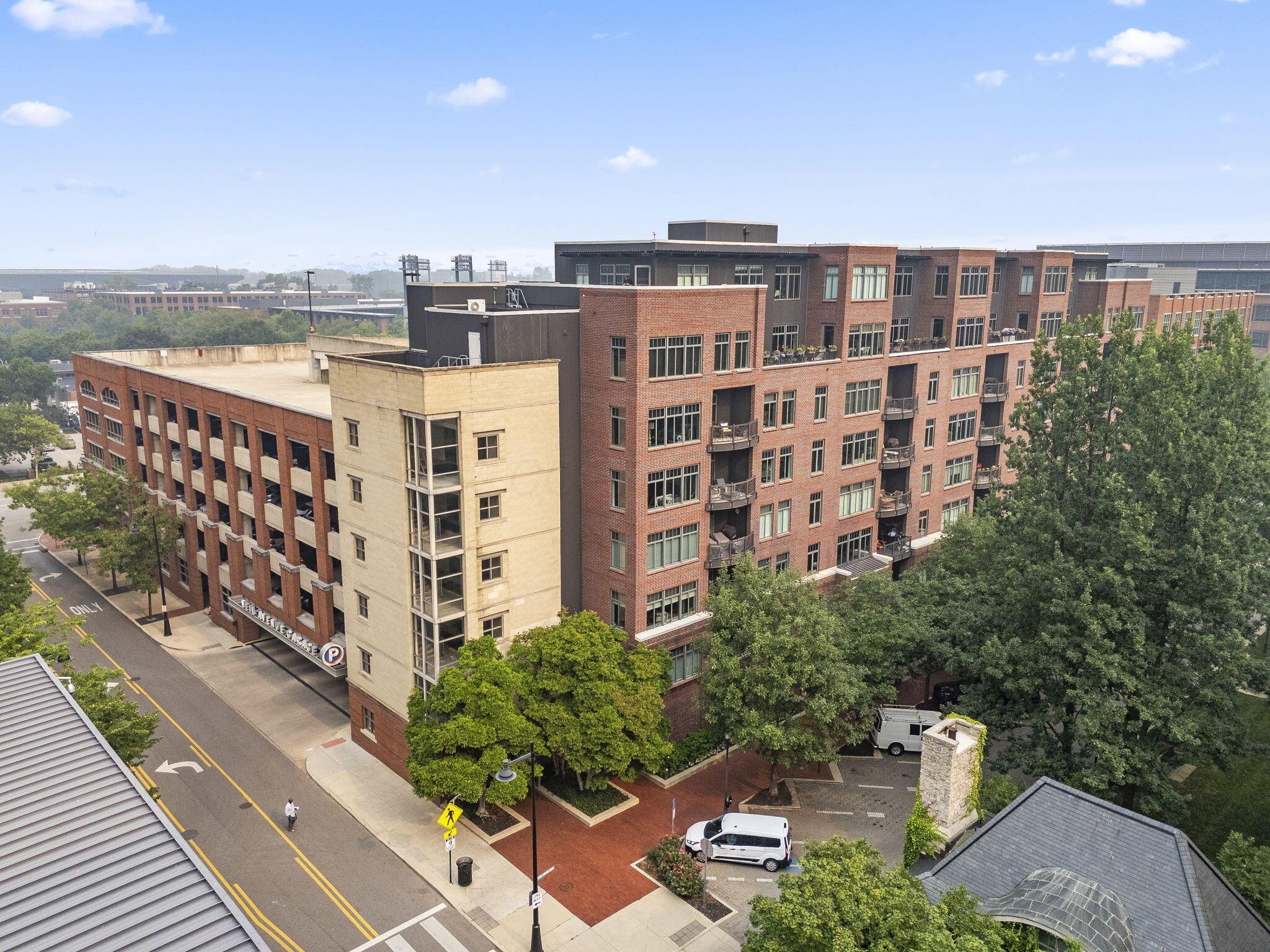 251 Daniel Burnham Square, 701 — photo