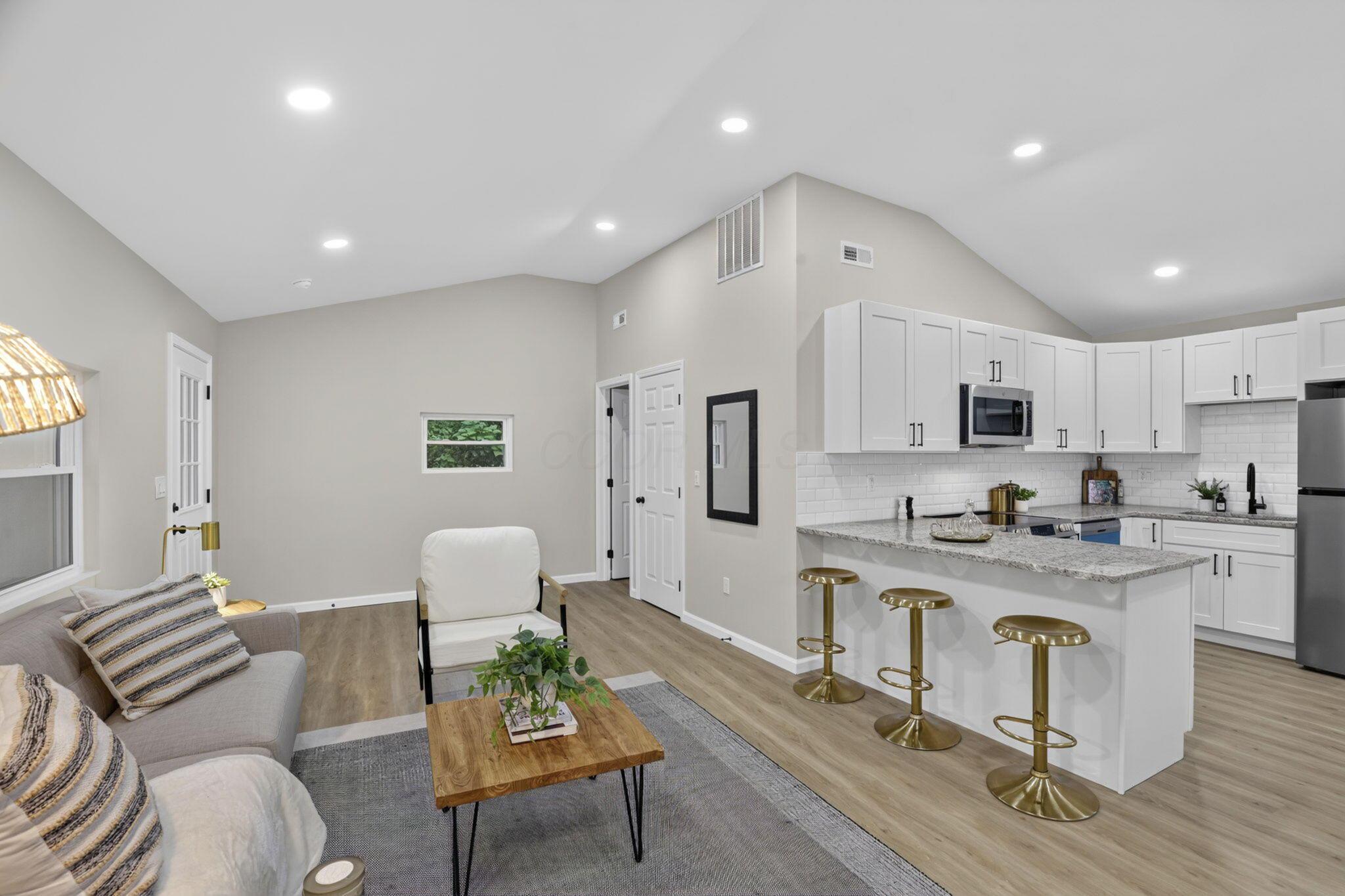 1240 Manor Drive — photo