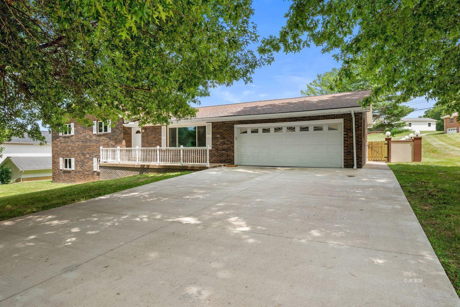 76 Debbie Drive — photo
