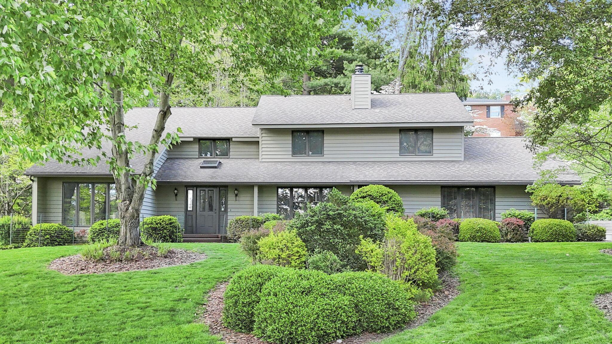 689 Howell Drive — photo