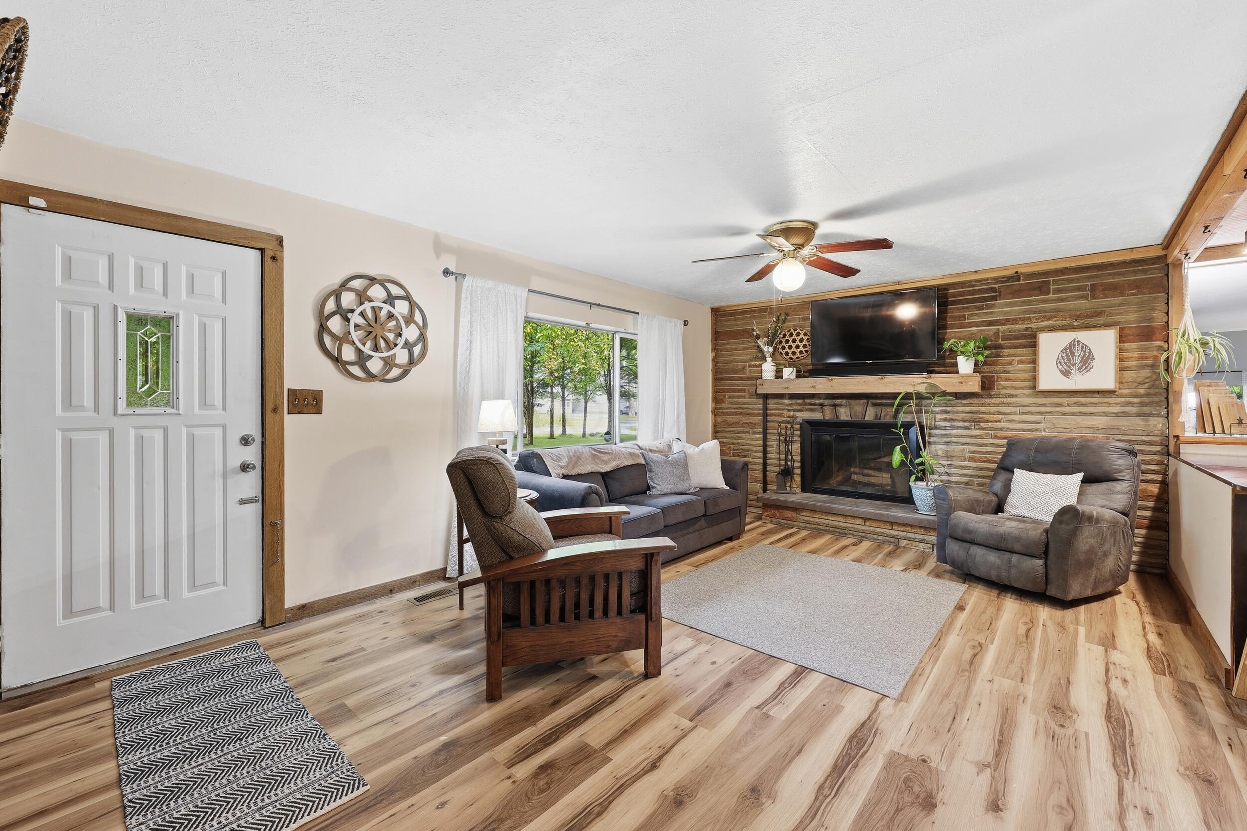 1310 Manor Drive — photo