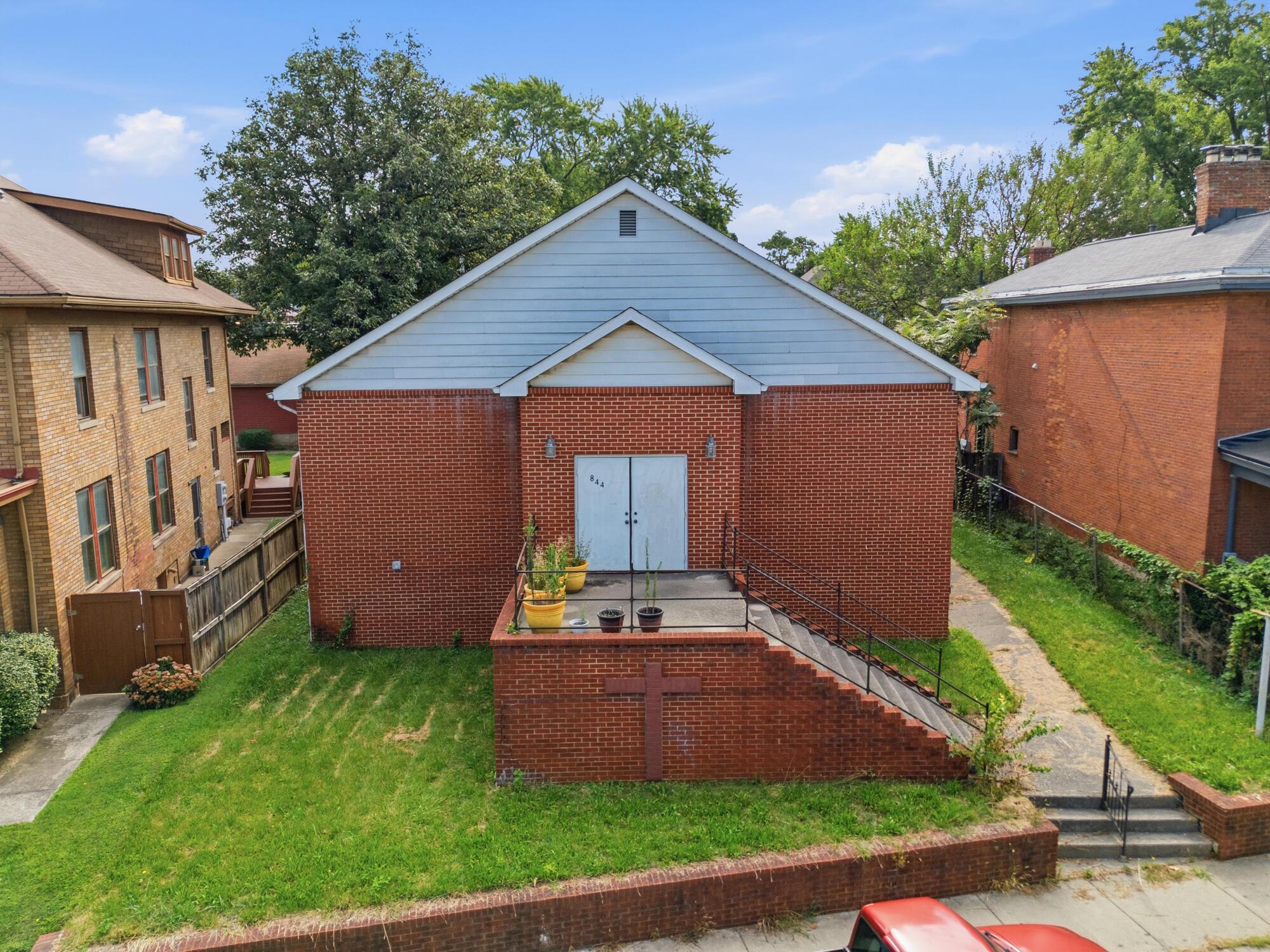 844 Summit Street — photo