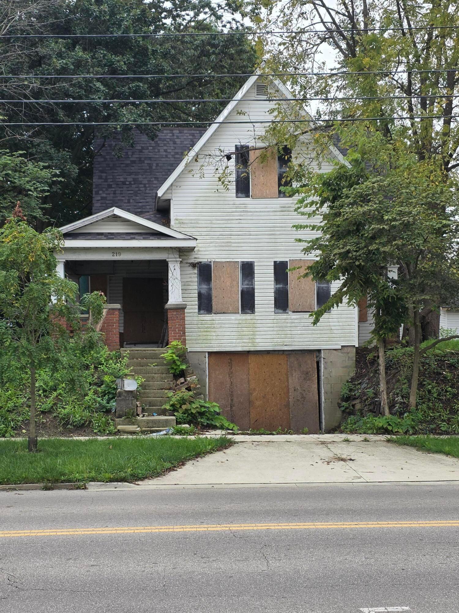 219 E 6th Street — photo